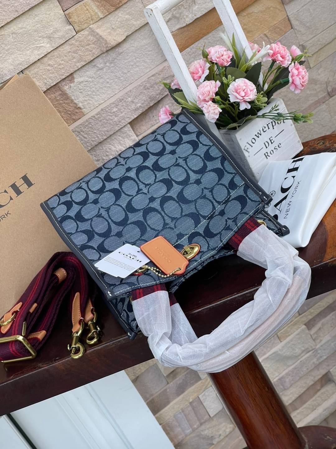 COACH Tote 22 In Signature Chambray หากคุณกำลังมองหากระเป๋าที่มีดีไซน์แปลกตา ไม่ค่อยเหมือนที่พบเห็นทั่วไป