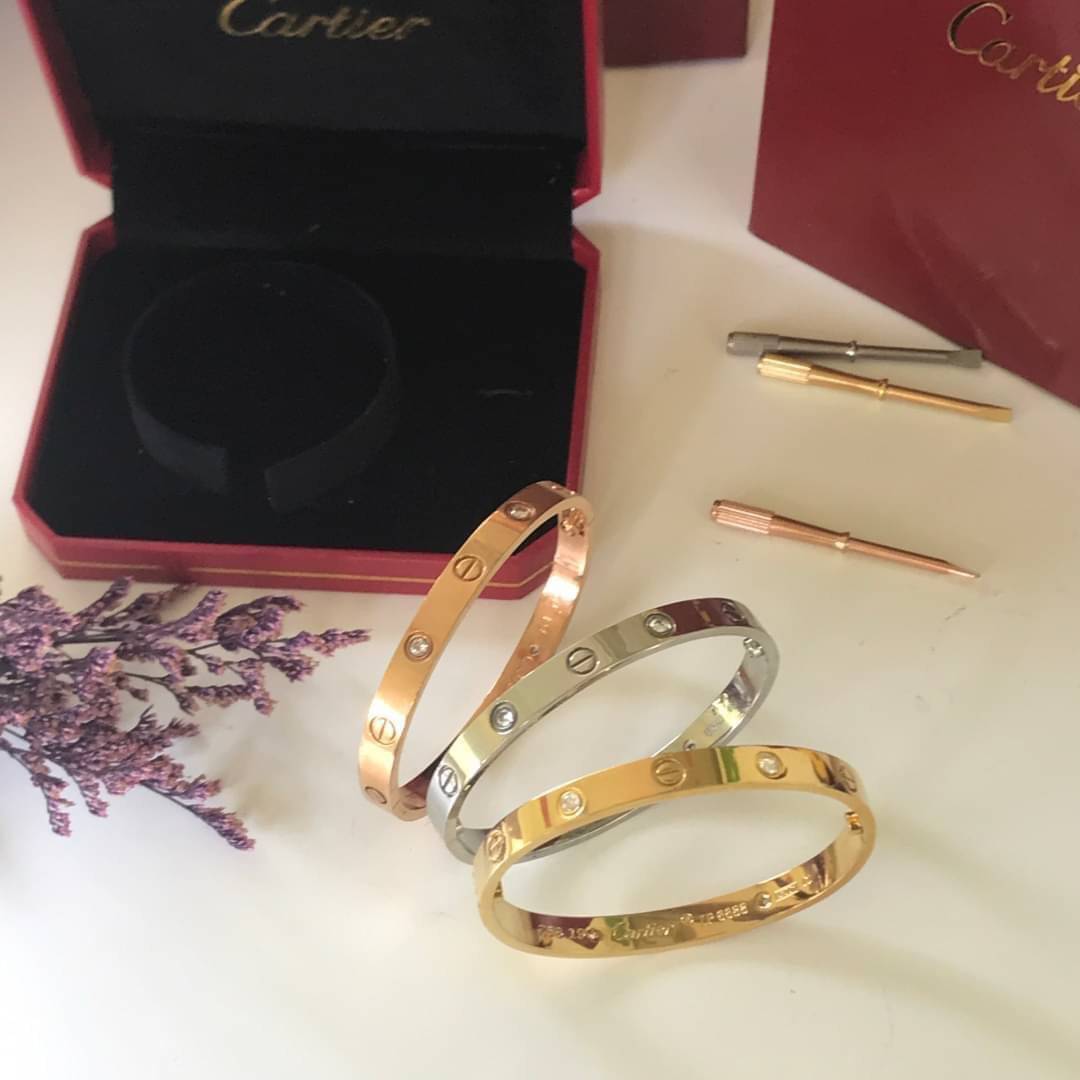 Cartier Love Bracelet รุ่นเพชร กำไลข้อมือ ภาพถ่ายจากงานจริง วัสดุโลหะเคลือบขึ้นเงาตามรูป งานปั้มครบตามรูปเลยค่ะ