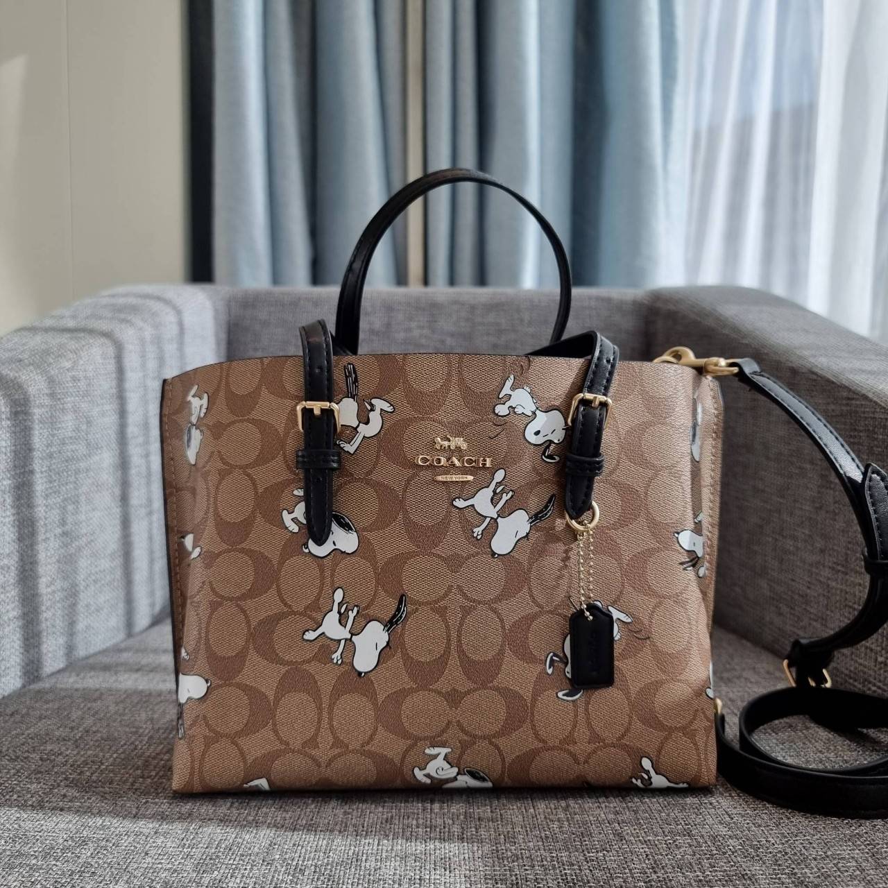OUTLET 】COACH C4250 MOLLIE TOTE 25 IN SIGNATURE CANVAS WITH SNOOPY ใหม่ล่าสุด ยังไม่เข้าไทย!! กับรุ่นสุดฮอต ในดีไซน์คอลเลคชั่นใหม่ที่แรงไม่แพ้กัน!! กระเป๋าโท้ทไซส์เล็กตกแต่งลายสนูปพี ที่ใครๆก็หลงรักอย่างท่วมท้น น่ารักน่าใช้มากๆ วัสดุหนังแคนวาสเคลือบลาย ภา