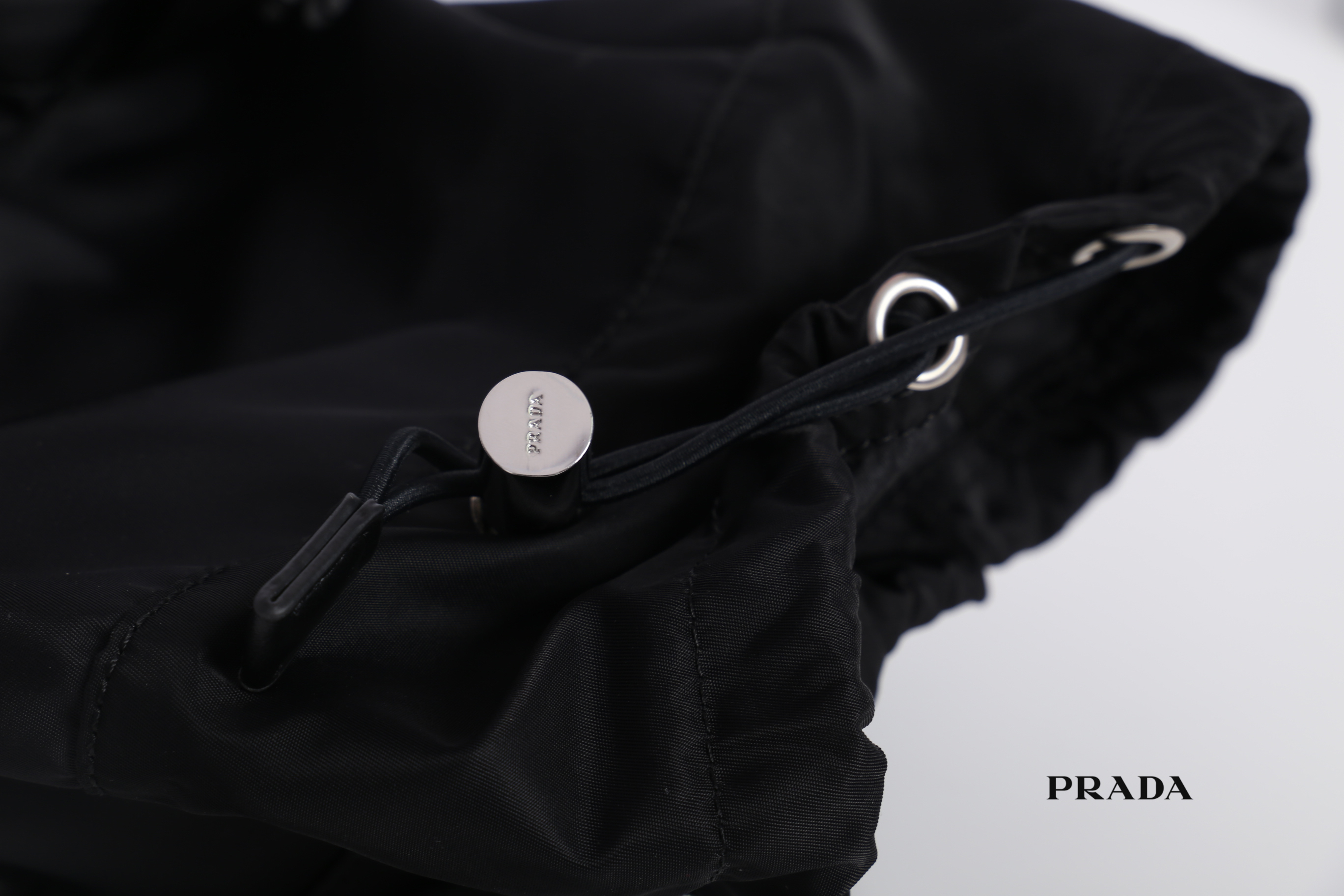 PRADA NYLON MINI BACKPACK สินค้า Premium gift จากเค้าเตอร์แบรนด์ต่างประเทศ รุ่น Limited edition กระเป๋าสะพายเป้ Size mini ขนาดกำลังน่ารัก ที่ฮ๊อตสุดๆ วัสดุเป็น Nylon เนื้อหนา คุณภาพดี ขนาดกะทัดรัด พกพาสะดวก น้ำหนักเบา ด้านหน้าติดโลโก้แบรนด์ อะไหล่เงินสวยห