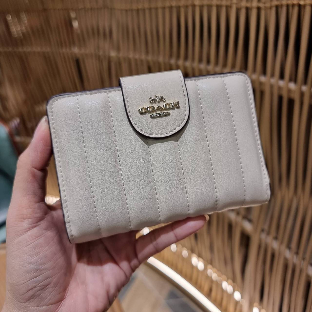 COACH C3454 MEDIUM CORNER ZIP WALLET ความหรูที่ซื้อได้!! กระเป๋าสตางค์ดีไซน์ใหม่ล่าสุด ออกแบบมาหรูดูดี ดีเทลลูกเล่นบุหนัง nappa นิ่มขึ้นเงาสวยมากๆ เปิด-ปิดใช้งานง่าย มีช่องซิปแยก มีช่องใส่บัตร ใส่ธนบัตรได้ทุกชนิด สะดวกใช้จริงๆใบนี้ สาวๆได้ไปใช้แล้วไม่อยาก
