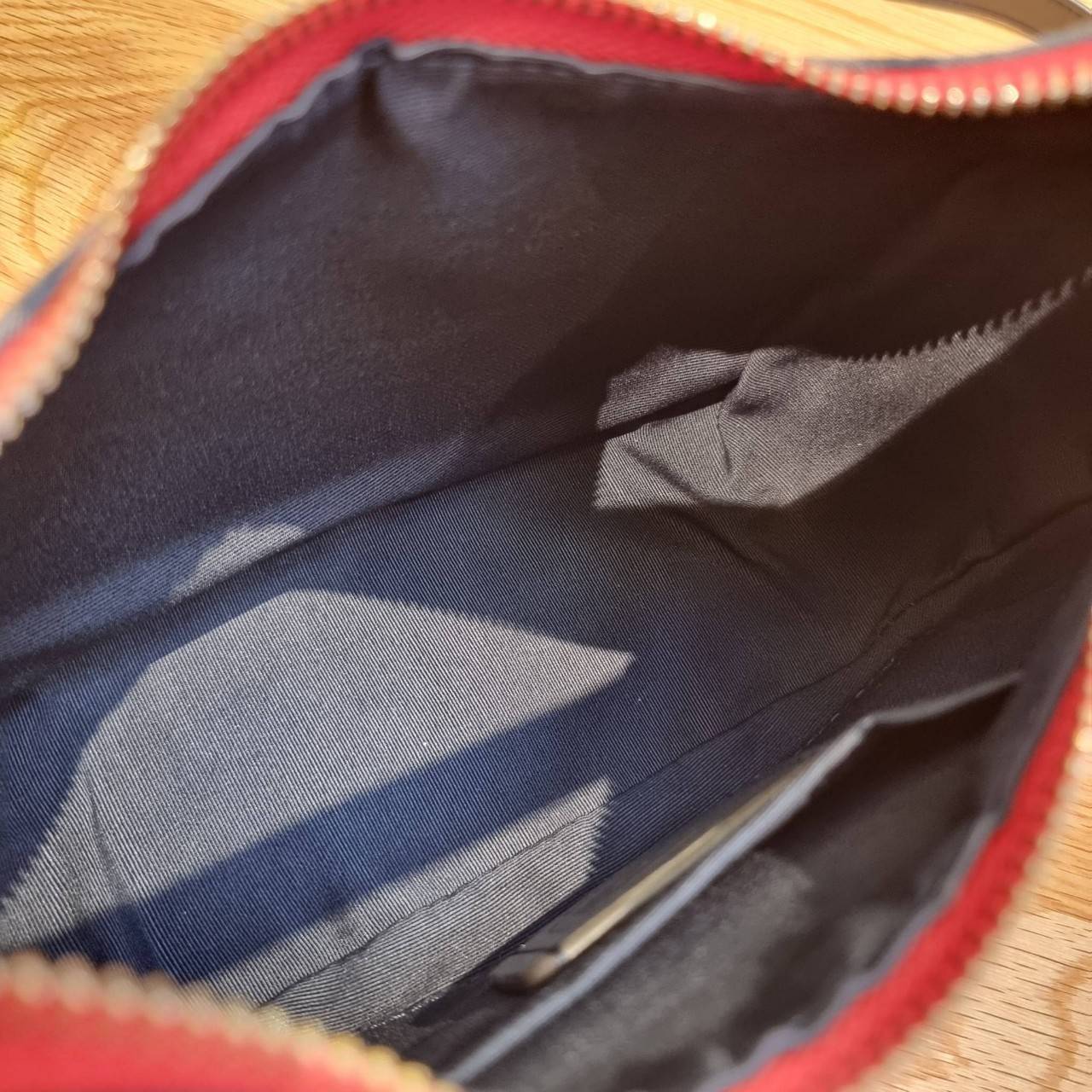 COACH C8163 KLEO HOBO IN SIGNATURE CHAMBRAY ใหม่ล่าสุด คอลเลคชั่นสุดคิ้วท์ ที่สาวๆต้องหลงรัก กระเป๋าสะพายทรงโฮโบ ที่ดีไซน์มาให้ปรับใช้งานได้หลากหลาย วัสดุผ้าแชมเบรย์ คมสวย รูดเปิด-ปิดด้วยซิป ภายในเป็นช่องโล่ง สายคล้องสามารถถอดออกใส่สายยาวสะพายข้างได้ หรือ