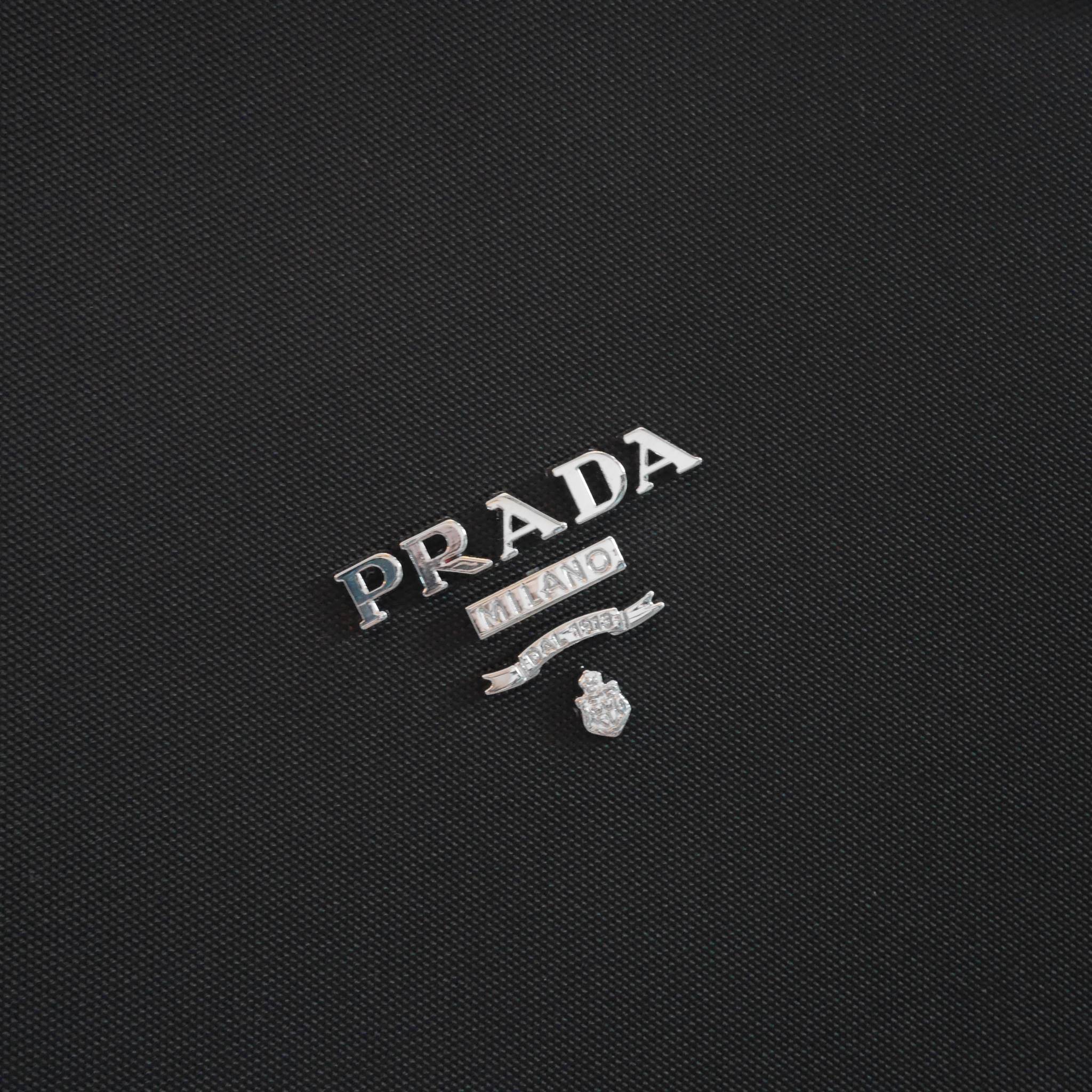 ใบใหญ่ที่สุดในสต้อคไปเลยค้าาา 😲😲 คุ้มจุใจสาวๆค้า ใบนี้ Must Have item! กระเป๋าสะพายทรง TOTE ใบใหญ่ จากพรีเมี่ยมกิ้ฟท์เคาเตอร์แบรนด์ PRADA เปิดปิดด้วยซิป สะพายไหล่ได้ ไม่ติด จุคุ้มมากสุดๆค่ะ ใส่เสื้อผ้า 1-2 วันได้สบาย ด้านข้างสามารถปรับได้ส