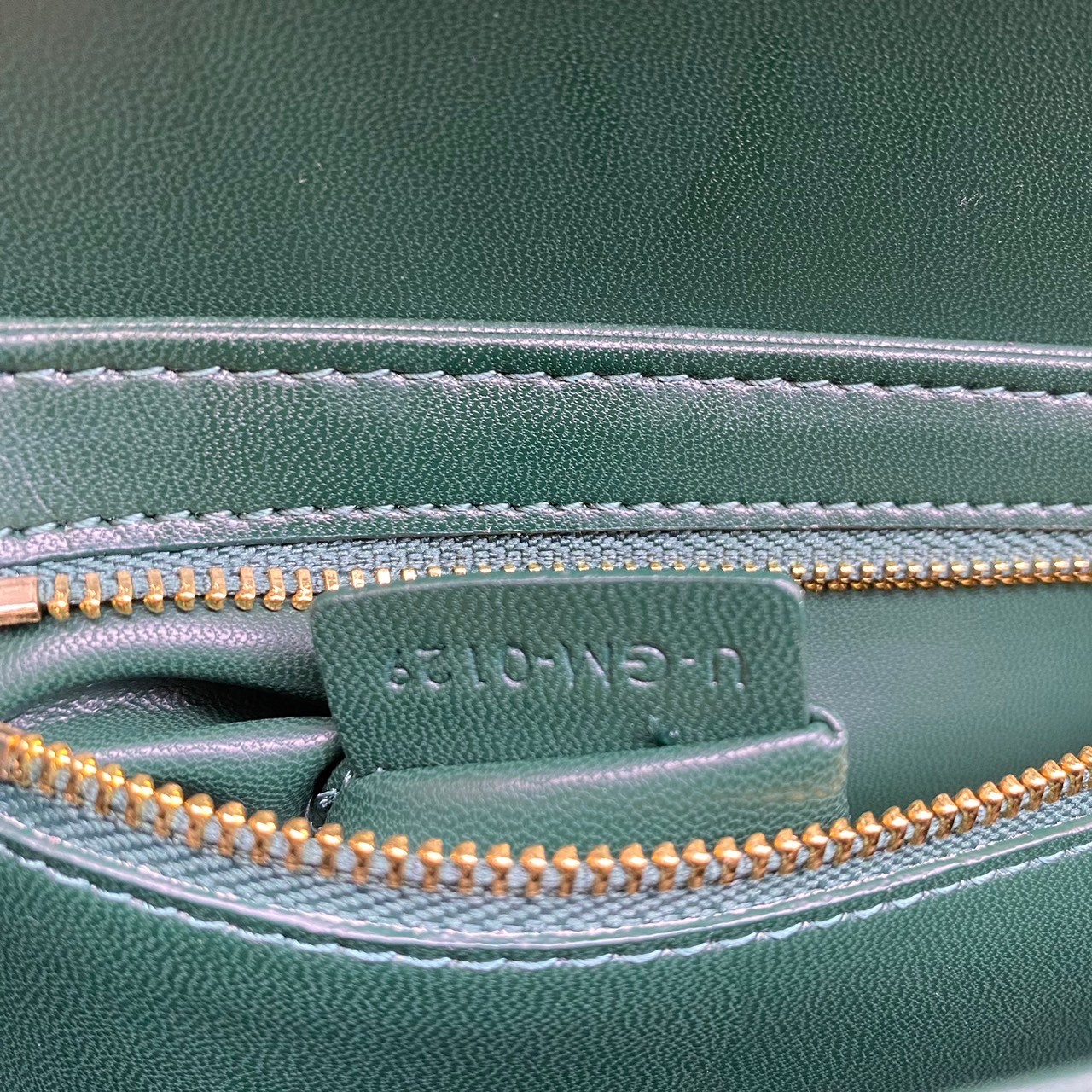 MEDIUM 22cm : CELINE CLASSIQUE TRIOMPHE BAG IN SHINY CALFSKIN / Celine Triomphe Bag / Celine Bag พร้อมส่ง 10 สี เกรดออริ 1:1 กระเป๋าแบรนด์หรูที่ควรมีแห่งปี