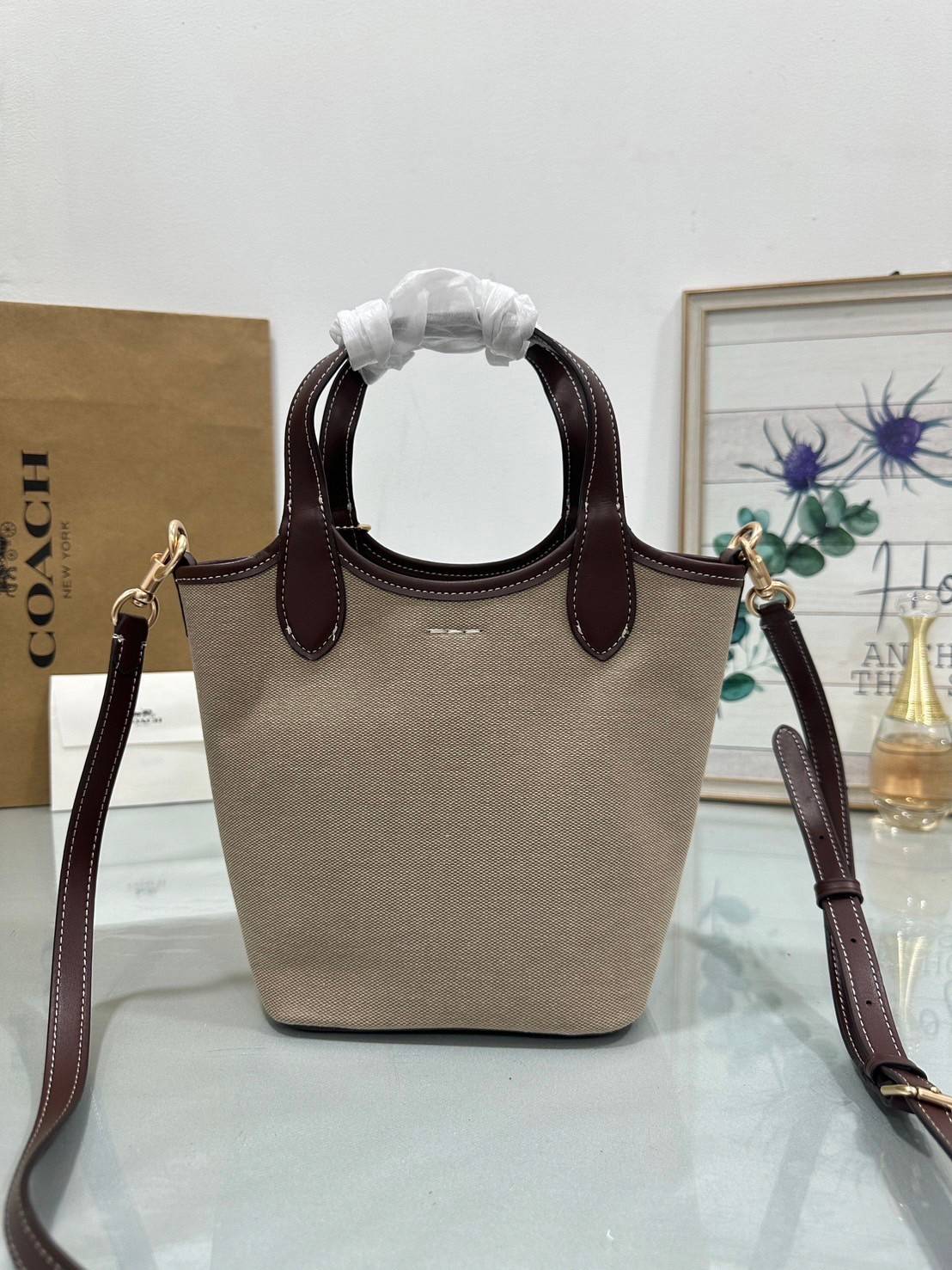 พร้อมส่ง 5 สี COACH HANNA BUCKET BAG กระเป๋าถือ/สะพายข้างทรงบักเก็ตรุ่นใหม่ดีไซน์เก๋น่ารัก เกรดท็อปออริ เกรดดีสุด สลับแท้ 1:1
