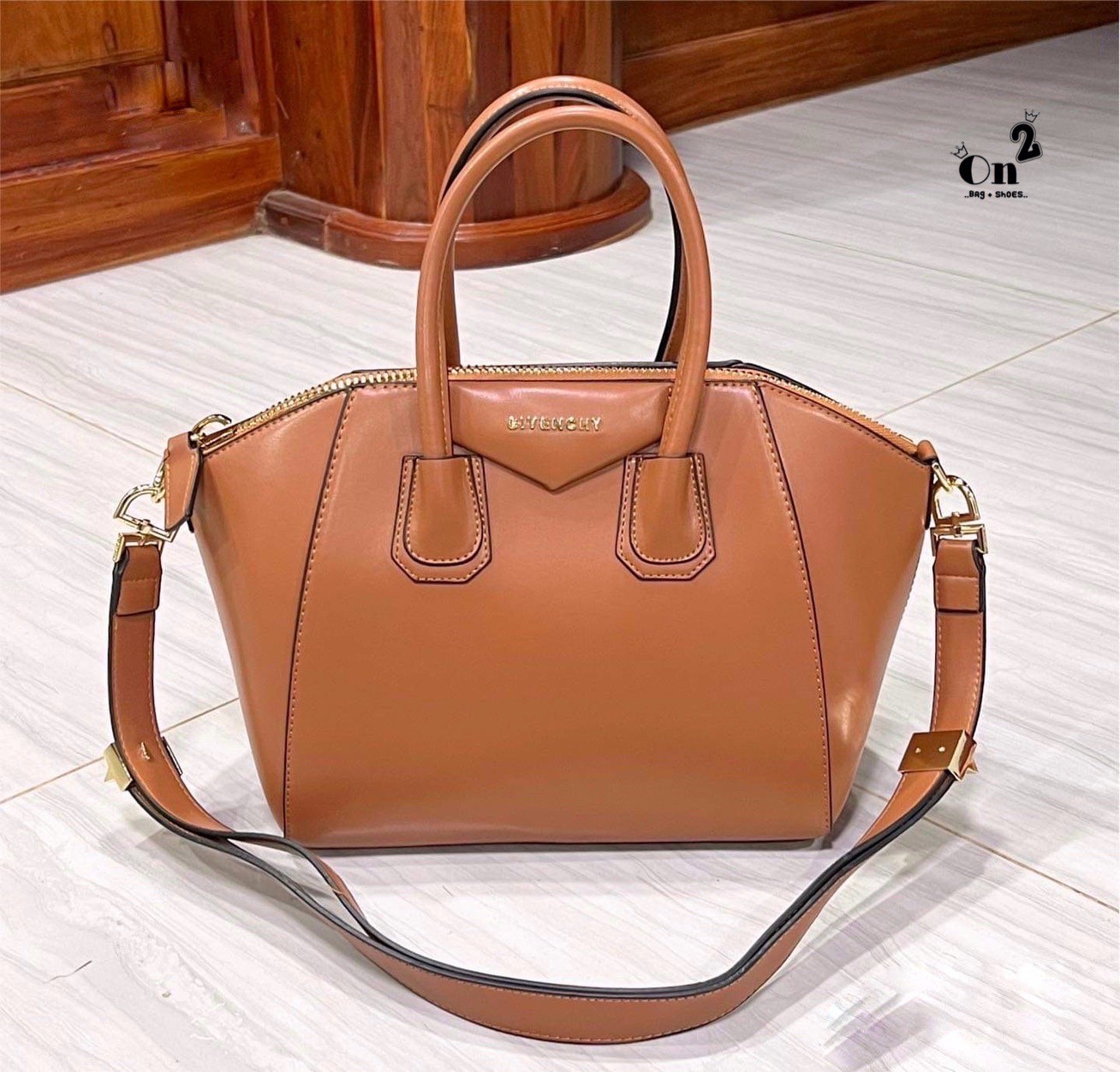 GIVENCHY Antigona Small Leather Tote Bag 12" กระเป๋าสะพายทรงหมอน งานซิปบน หนังเรียบ อะไหล่ทอง มาพร้อมสายสะพายยาวถอดออกถือได้