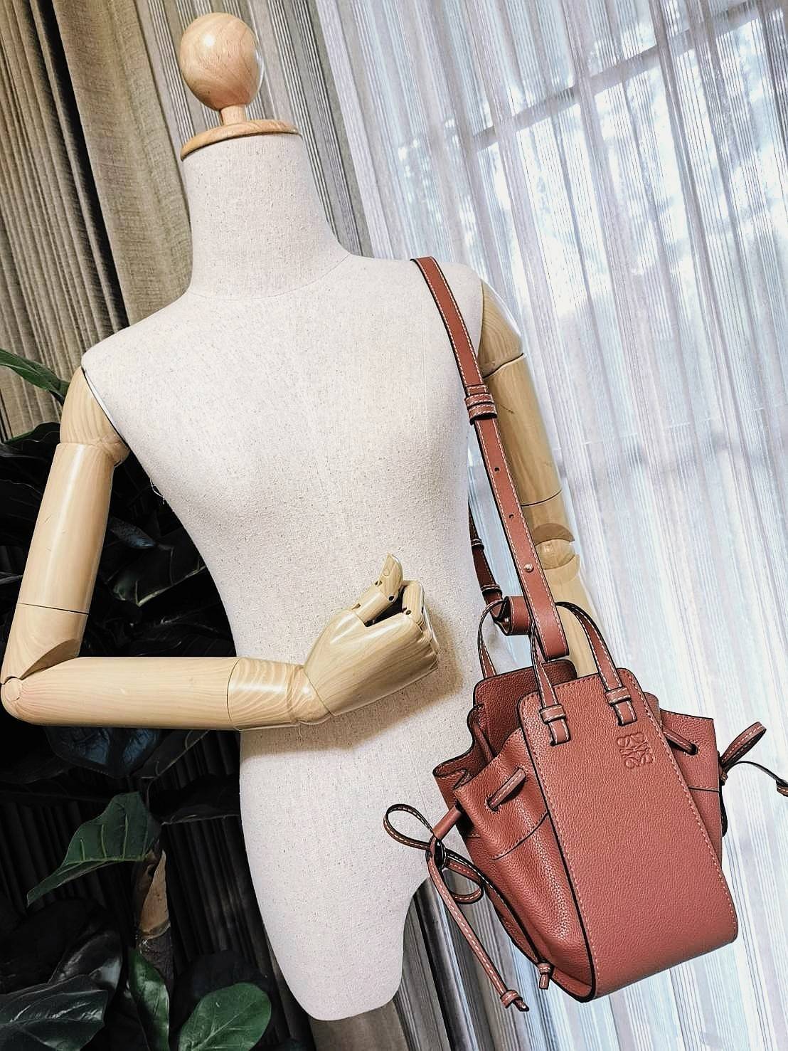 LOEWE HANDLE & SHOULDER BAG GIFT WITH PURCHASE (GWP) กระเป๋าถือหรือสะพายหนังแท้พรีเมี่ยมกิ๊ฟ Limited จาก LOEWE PERFUME DUTYFREE รุ่น Rare items สุดๆวัสดุหนังแท้ Calfskin หนังสวยดีไซน์คงเอกลักษณ์แบรนด์ สามารถปรับใช้ได้หลายทรงด้านข้างมีหูรูดปรับขยายทรงได้ภา