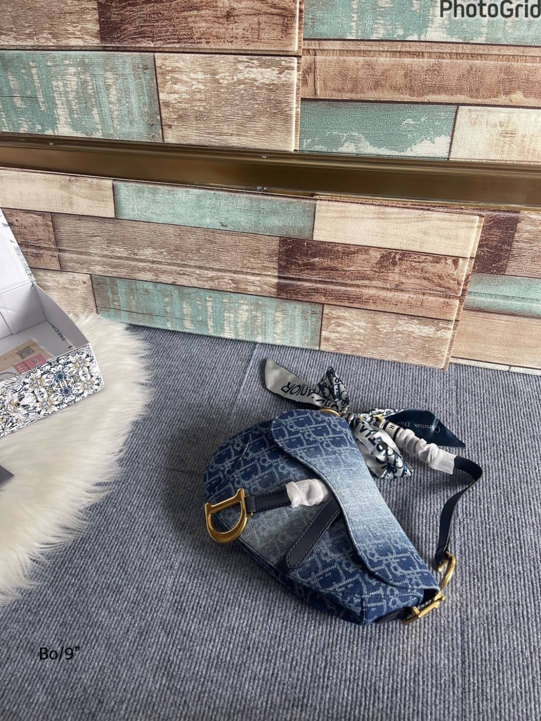 DIOR Saddle Bag Blue Denim Oblique กระเป๋าถือทรงอานม้า เอกลักษณ์ของแบรนด์หรูหรา รุ่นเดนิมฟอกอะไหล่ทองสวยงาม