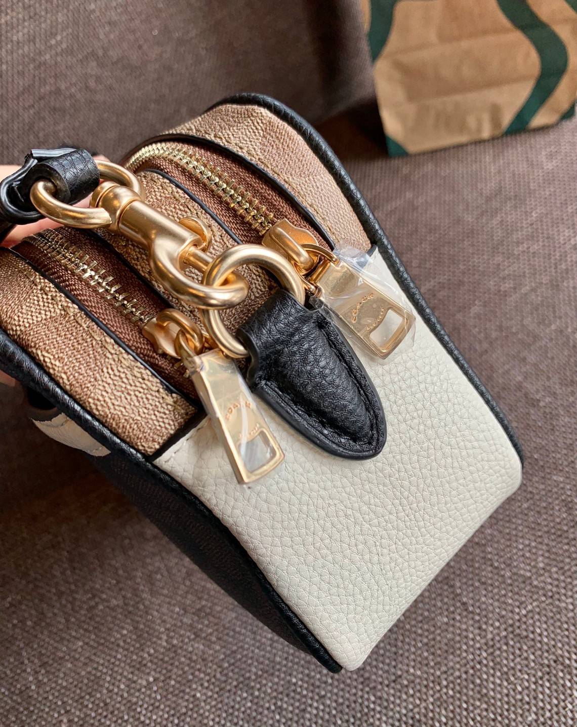 ใครที่รออยู่ห้ามพลาดเลยจร้าา! COACH JES CROSSBODY IN BLOCKED SIGNATURE CANVAS ((1767)) พร้อมส่งอีกครั้ง สินค้าขายดี กระเป๋าสะพายครอสบอดี้ร์หรือสะพายข้างได้ หนังแท้อย่างดีค่ะ 🔺สีหนังของรุ่นนี้ผสมกันได้ลงตัวดูดีมากๆทีเดียวค่ะ กระเป๋าแบบ2ช่องซิป ภายใ