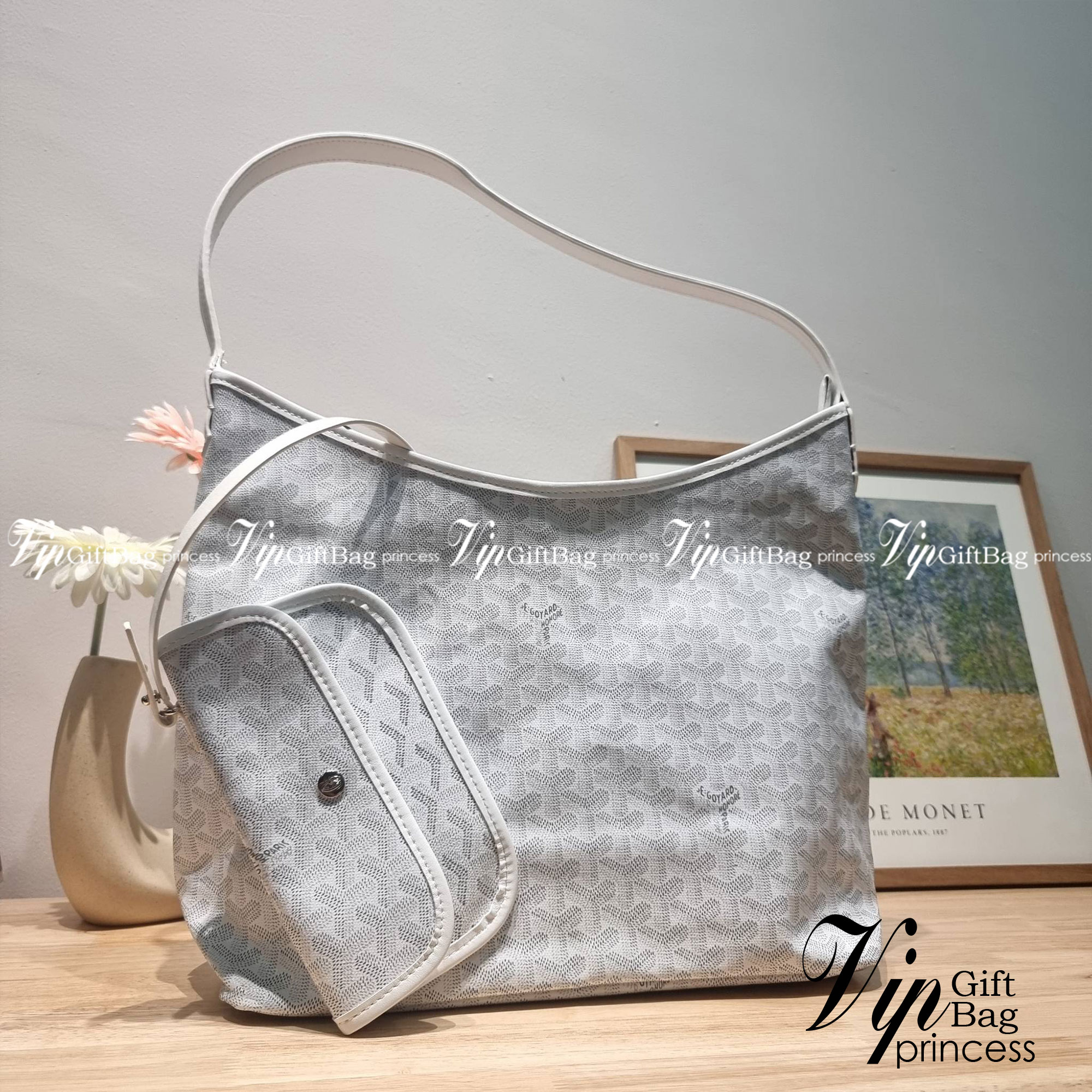 GOYARD BOHEME HOBO BAG / GOYARD HOBO กระเป๋าสะพายทรงโฮโบ ใบใหญ่จุใจ!! มาครบสีขายดี เลิศทุกสี รูปทรงคลาสสิค ดีไซน์เป็นเอกลักษณ์ วัสดุหนังแคนวาสพิมพ์ลายสวยคม ปากกระเป๋ามีซิปเปิด-ปิดกันของหล่นได้ ภายในโล่งกว้างมาก มาพร้อมสายคล้องในตัว ทนทาน สะพายสวยๆได้ทุกวั