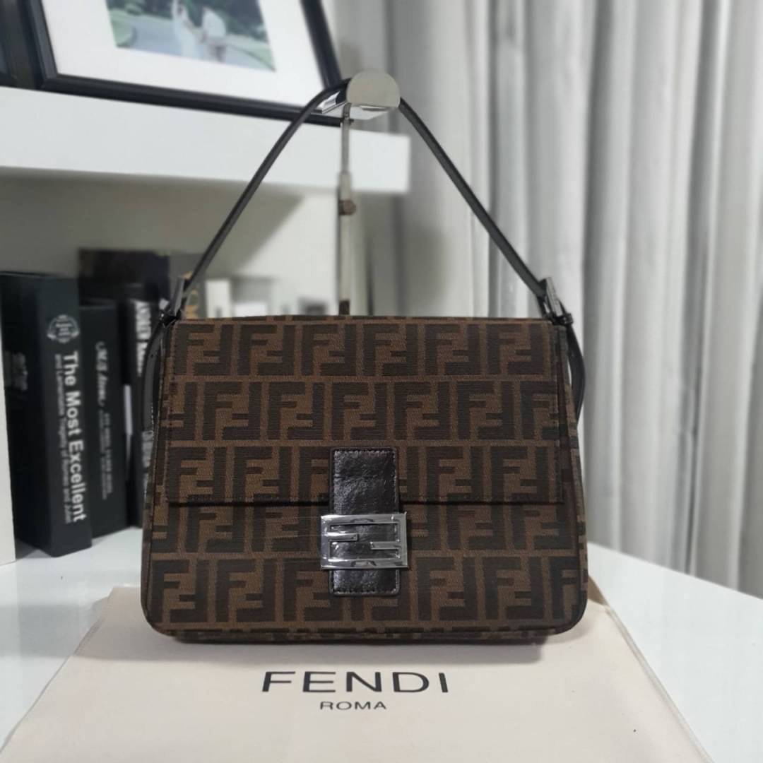 รุ่นใหม่แนะนำ!! FENDI BAGUETTE BROWN FABRIC BAG (GWP) วัสดุ CANVAS พิมพ์ลายแบรนด์ เปิดปิดด้วยฝาปิดกระดุมแม่เหล็ก ภายในมีช่องซิป ใส่ของแยกอีกช่อง สามารถใส่กระเป๋าสตางค์ยาว iphone เงิน ของจุกจิกได้ มาพร้อมสายสะพาย2แบบ ถอดเปลี่บนได้ อะไหล่แบรนด์สีเงิน Rare i