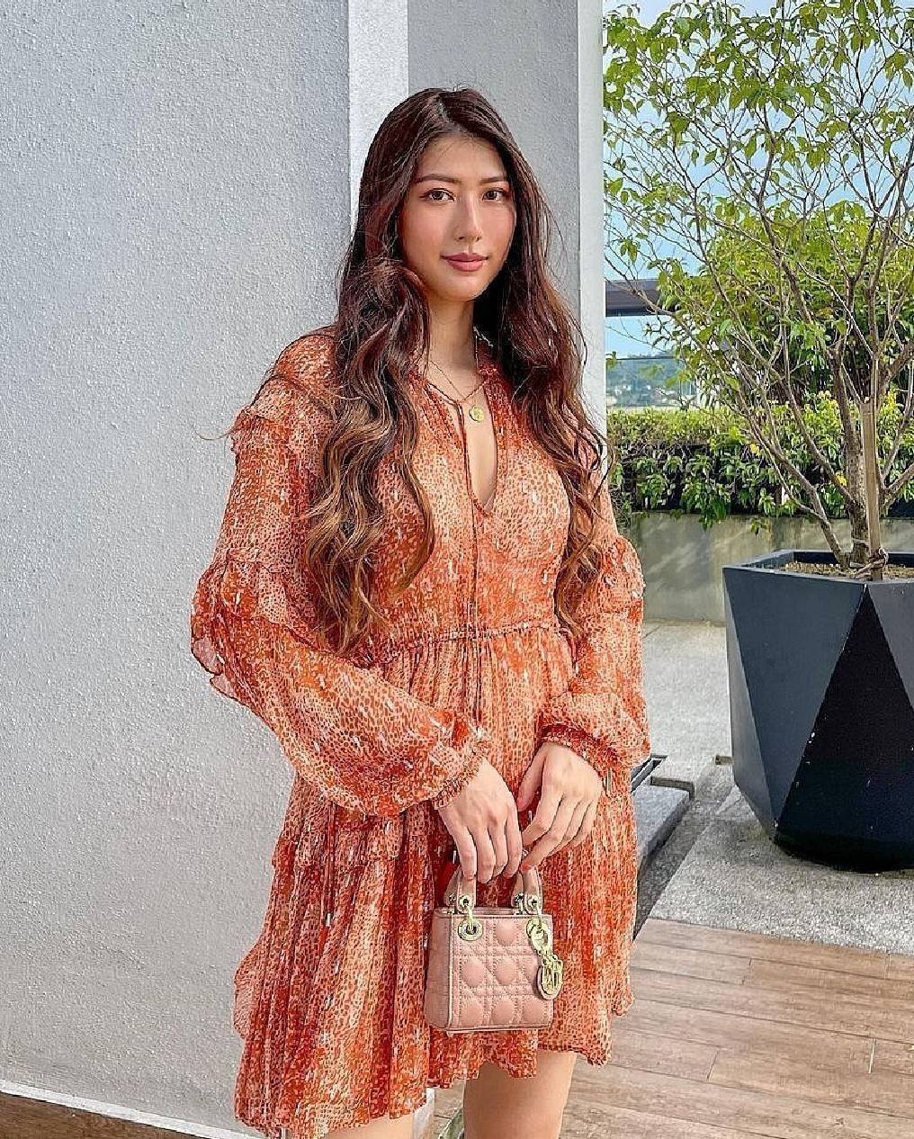 VIP 】CHRISTIAN DIOR MINI BAG VIP GIFT วัสดุหนังแท้ Calfskin ทรงเหลี่ยมหนังสวยหรูอยู่ทรงขึ้นลายเอกลักษณ์แบรนด์ ประดับTAGห้อยโลโก้แบรนด์อะไหล่ทองด้านหน้า เปิดปิดด้วยฝาปิด ภายในโล่งมีโลโก้สามารถใส่มือถือของจุกจิกได้ หูจับถนัดมือ สายสะพายหนังยาวถอดได้ปรับระดั