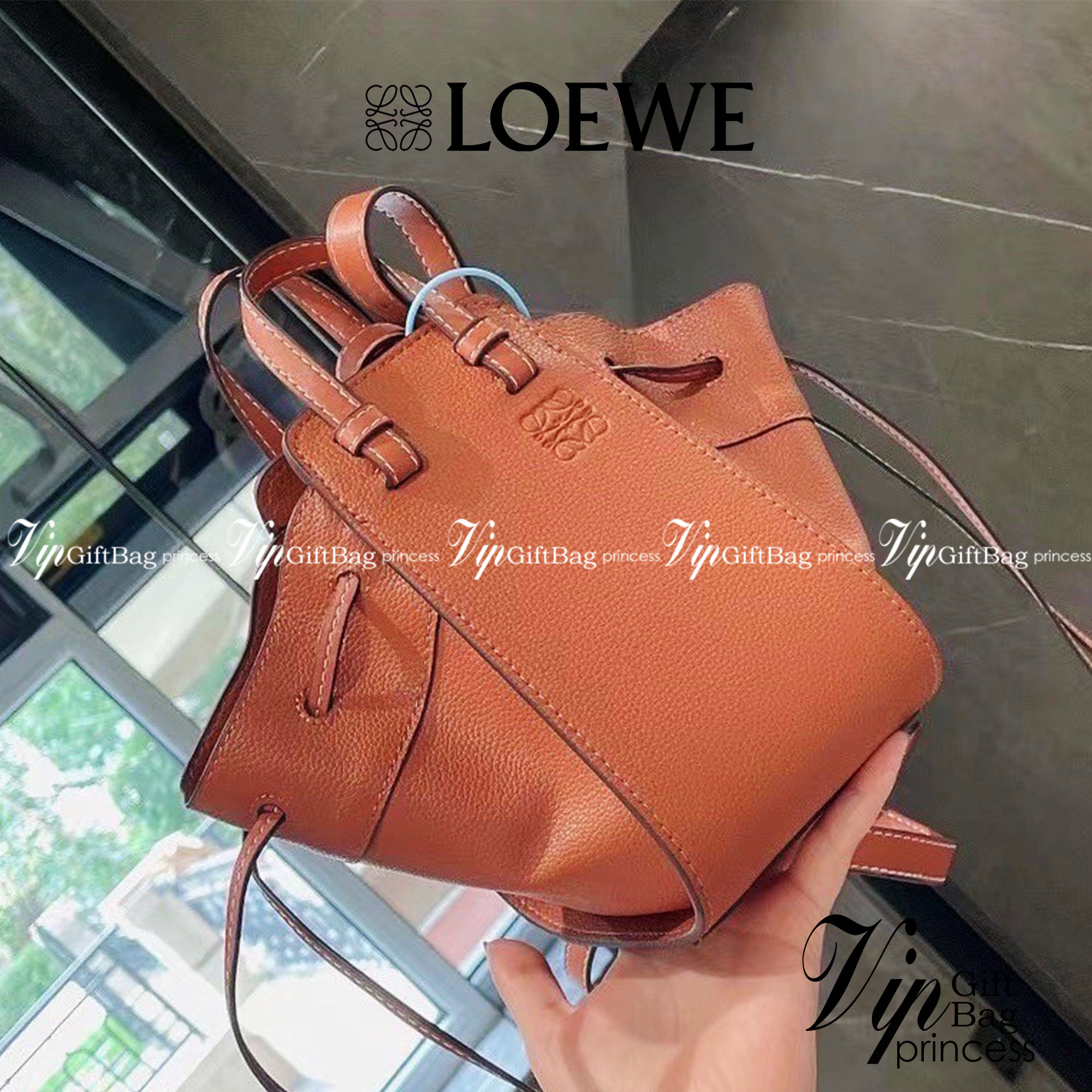 Loewe Small Hammock Leather Bag พร้อมส่ง 6 สี กระเป๋าถือหรือสะพาย รุ่น Rare items สุดๆ วัสดุหนังแท้ Calfskin หนังสวยดีไซน์มีเอกลักษณ์ ใบขนาดกำลังดี น้ำหนักเบา สามารถปรับได้หลายทรง ด้านข้างมีซิปปรับขยายได้ ภายในโล่งกว้าง ใส่กระเป๋าสตางค์ กล้อง มือถือ ของใช