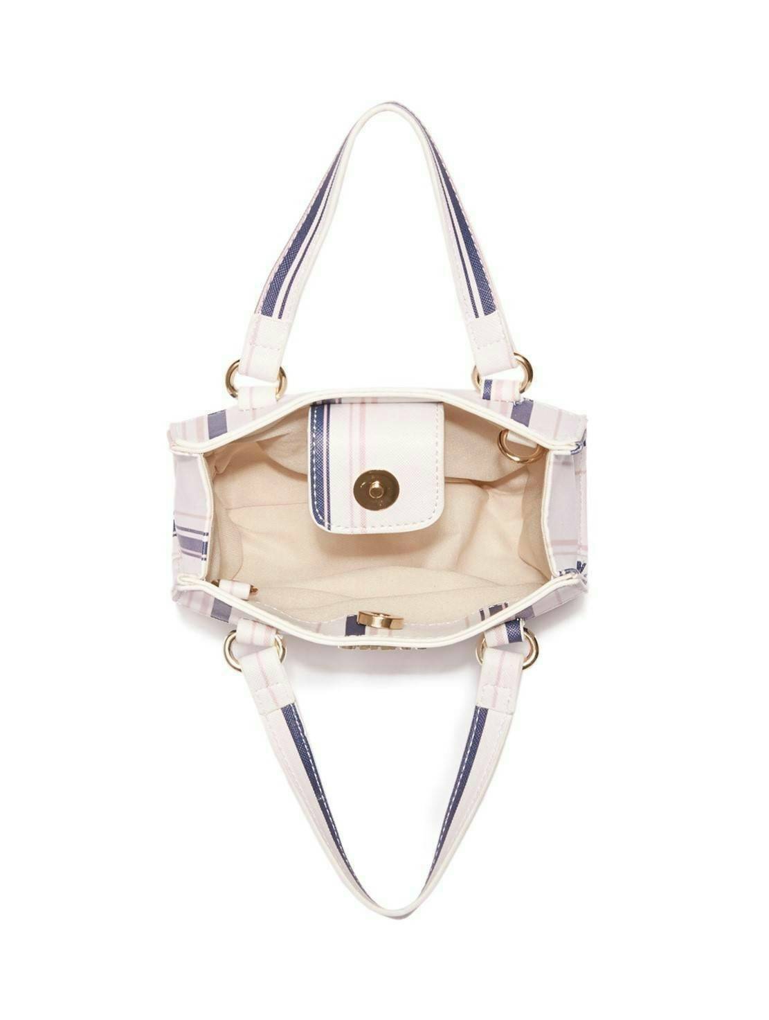 GUESS TAYLOR MINI SATCHEL CROSSBODY BAG กระเป๋าสะพายใบเล็ก สไตล์ สวยหรู คุณหนู ไฮโซ น่ารักมากๆ วัสดุหนังpu เย็บลายตาราง หนังนิ่ม จับนุ่มมือ และ ลายทาง หนัง saffiano ตั้งอยู่ทรง แบบน่ารักไม่ซ้ำใคร ด้านหน้าประดับโลโก้แบรนด์ อะไหล่ทอง มาพร้อมสายโซ่ ถอดออกได้