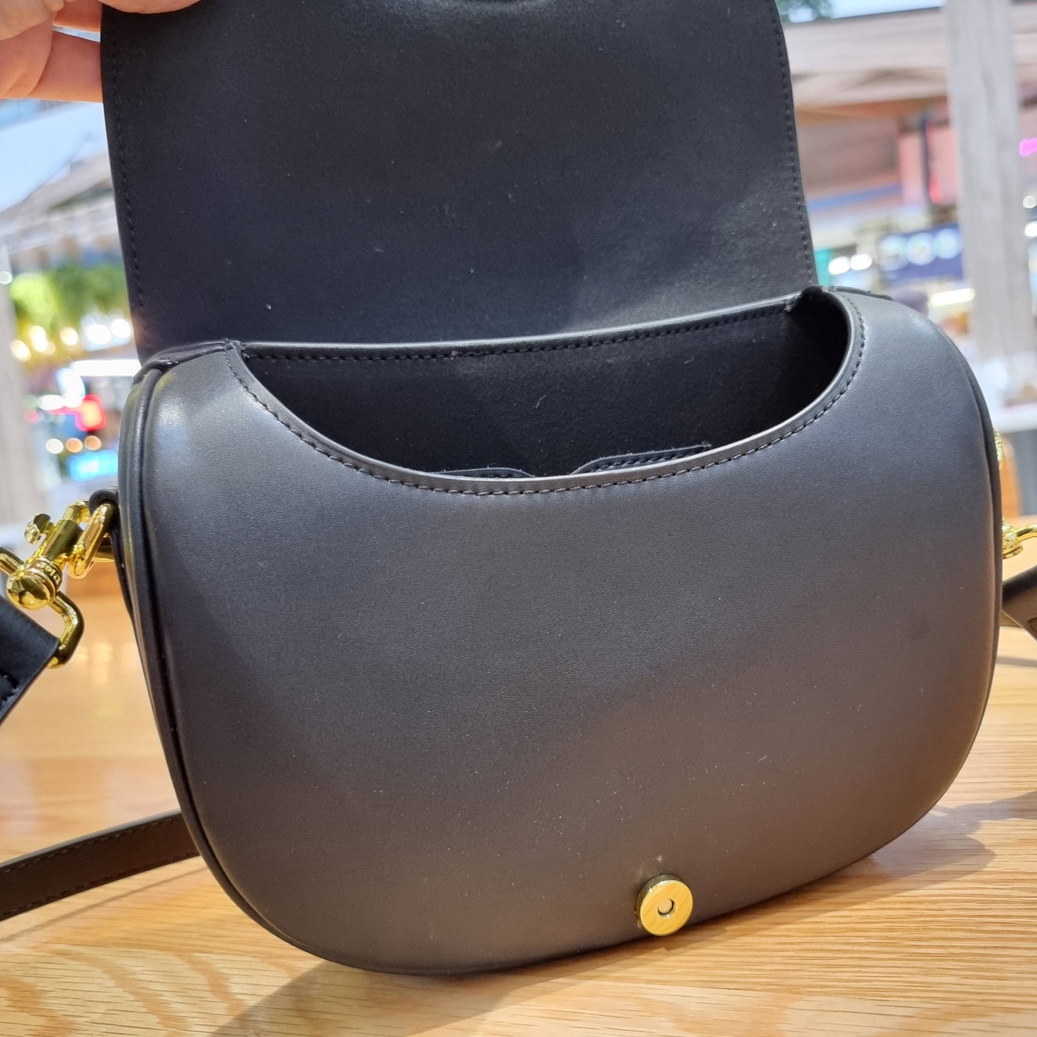 DIOR CD MEDIUM BOBBY BAG กระเป๋าสะพายข้างพรีเมี่ยมกิ๊ฟทรงสวย ดีไซน์ย้อนยุค เป็นเอกลักษณ์ไม่เหมือนใคร เปิด-ปิดด้วยกระดุมแม่เหล็ก ใช้งานง่าย อะไหล่ทองดูหรู ภายในเป็นช่องโล่ง มาพร้อมสายสะพาย crossbody ถอดออกได้ ปรับได้ จะถือเป็นคลัทช์ออกงานก็ได้ สะพายไปทำงาน