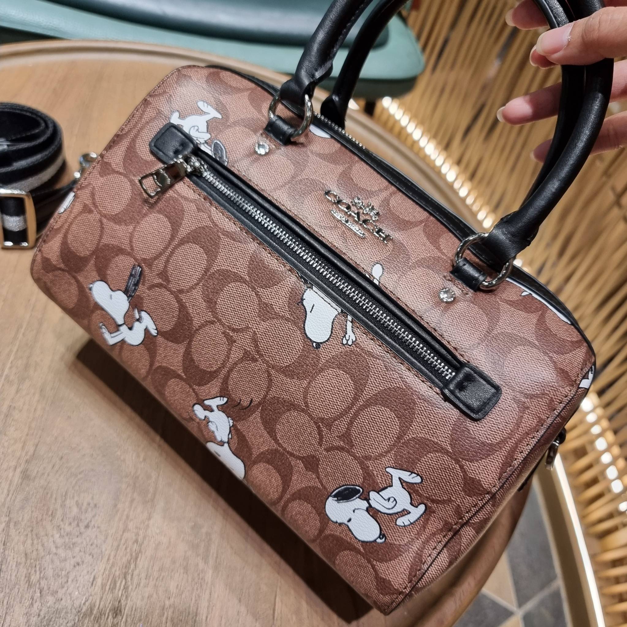 COACH C4118 COACH x PEANUTS ROWAN SATCHEL IN SIGNATURE CANVAS WITH SNOPPY PRINT สนูปพีที่สุดของคอลเลคชั่นแห่งความน่ารัก มาในดีไซน์ของกระเป๋าทรงหมอนยอดฮิต คลาสสิคใช้งานได้ไม่มีเบื่อ รอบนี้มาให้พร้อมสายสะพาย crossbody แบบสปอร์ต ทำให้ใช้งานได้อย่างกระฉับกระเ