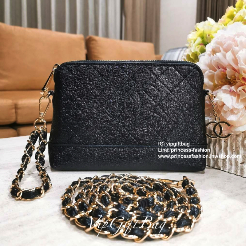 Chanel Shoulder Bag With Chain VIP Gift With Purchase (GWP) พรีเมี่ยมกิ้ฟ Chanel Perfume Counter วัสดุหนังคาเวียร์สวยหรูอยู่ทรง เปิดปิดด้วยซิปสะดวกใช้หัวซิปแบรนด์ ห้อยอะไหล่โลโก้ทองเพิ่มดีเทลเก๋ ภายในมีโลโก้และช่องซิป ใส่กระเป๋าสตางค์ มือถือ iphone ได้ มา