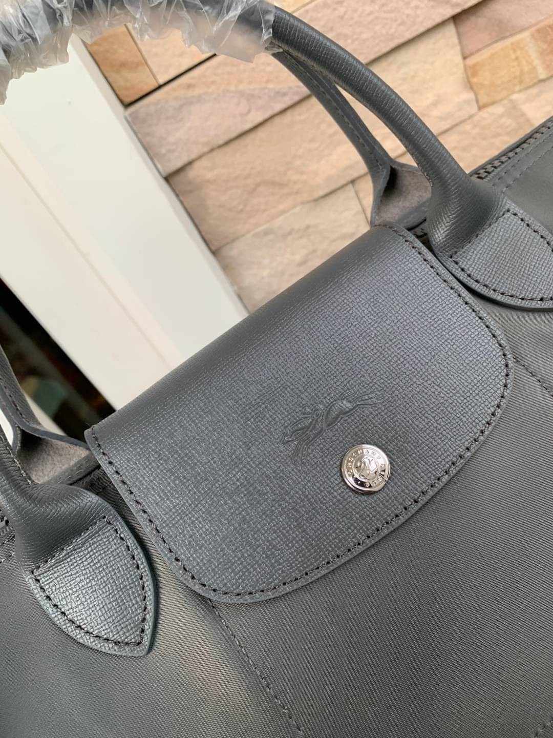 8สี พร้อมส่ง Longchamp LE PLIAGE NÉO TOP HANDLE BAG (medium size) อีกหนึ่งรุ่นยอดนิยม ที่สาวๆ ต้องมีไว้เก็บไว้สักใบ กระเป๋าโท้ทใบนี้ มาพร้อมกับสีที่มีสไตล์เรียบง่าย มีสายสะพายยาวปรับสั้นยาวได้ช่วยให้คุณสามารถสะพายไหล่ได้อย่างสบาย ในตัวสายปักโลโก้อันเป็นสั