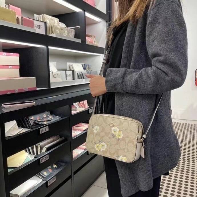 COACH C3354 MINI CAMERA BAG IN SIGNATURE CANVAS WITH DAISY PRINT คอลเลคชั่นใหม่ เอาใจสายหวาน!! กระเป๋าสะพายข้างไซส์มินิ ทรงสวยกำลังดี ดีไซน์ตกแต่งลายดอกเดซี่ คิ้วท์แบบไม่มีใครเกินแน่นอน วัสดุหนังแคนวาสเคลือบลาย เปิด-ปิดด้วยซิป สายสะพายปรับได้ตามตัว ภายในม