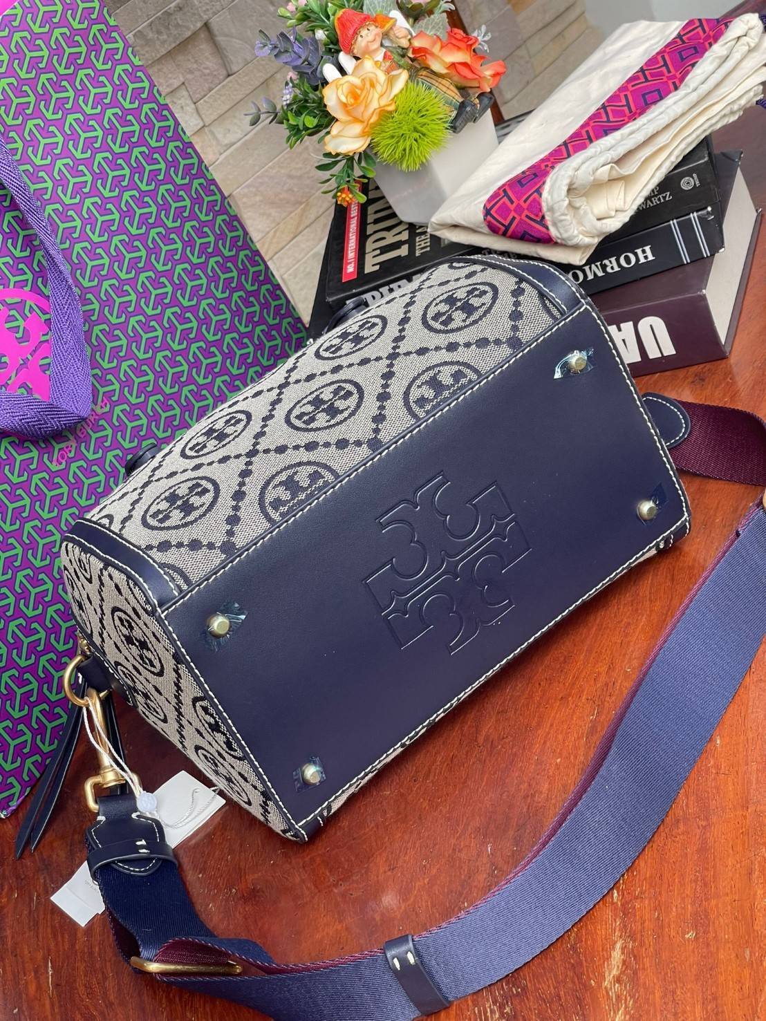 Large: Tory burch T Monograme Jacquaed Duffle เป็นทรงกระเป๋าที่มีความฮอตฮิตตลอดกาล ด้วยรูปทรงคลาสสิคและเหมาะใช้งานเข้ากับทุกสถานการณ์ ไม่ว่าจะเป็นกระเป๋าสะพายไหล่ เพิ่มความคล่องตัวและเข้าได้กับทุกลุค ไม่ว่าจะเป็นวันสบายๆ หรือวันที่ต้องออกไปทำกิจกรรมลุยๆ ห