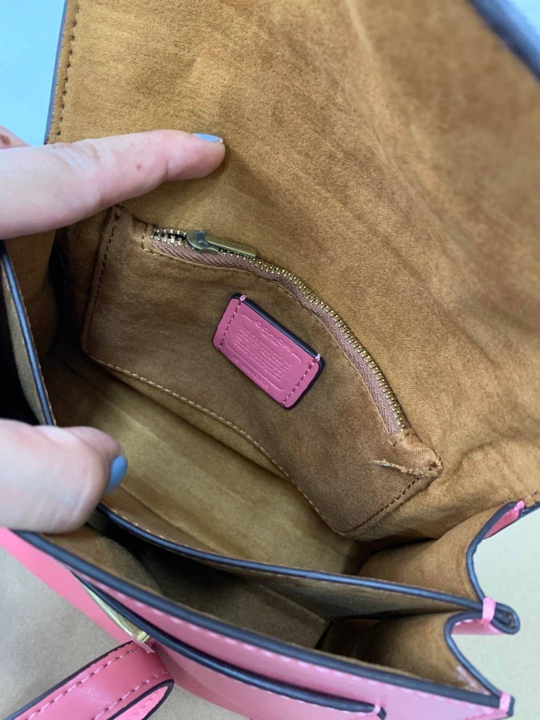 COACH TABBY TOP HANDLE 20 พร้อมส่งที่ไทยค่ะ! กระเป๋าหิ้ว//สะพายข้างได้ หนังแท้อย่างดี กหนึ่งใบทำหนังสองลายได้อย่างสวยงาม พร้อมโลโก้รุ่นใหม่ล่าสุดดูดีมากๆค่ะ เปิดปิดกระเป๋าแบบกดล็อค ภายในมีช่องหลักสองช่อง ใส่มือถือได้ทุกรุ่น;กระเป๋าเงินใบกลางได้;ของจำเป็นจ