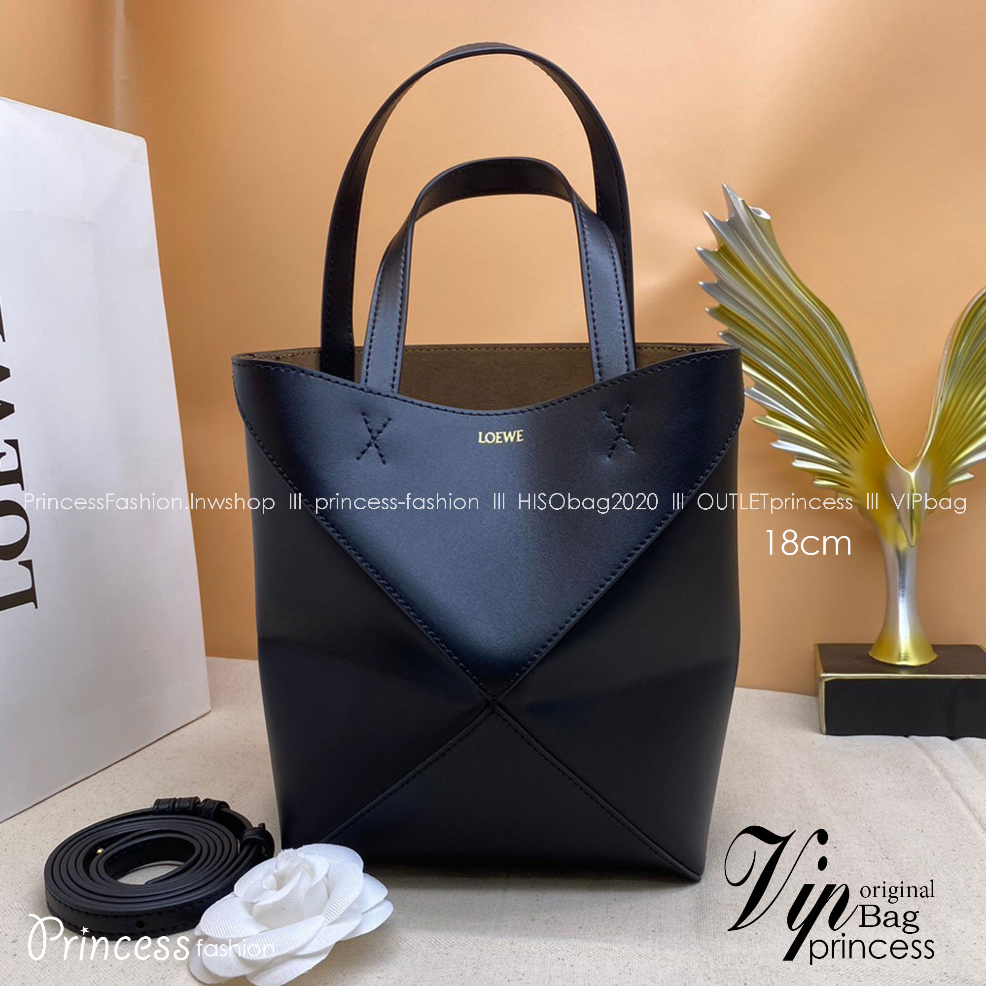 LOEWE Mini Puzzle Fold Tote in shiny calfskin / LOEWE TOTE BAG 18cm พร้อมส่ง กระเป๋าทรงโท้ท ขนาดมินิ ใช้งานง่ายเรียบหรู จุของได้เยอะ หนังเรียบสวยอยู่ทรงมาพร้อมสายสะพายยาวถอดได้ พับเก็บได้เป็นเอกลักษณ์