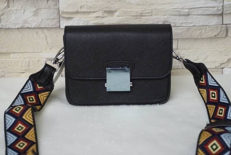 Don't Miss! Best Seller! ZARA CROSSBODY WITH 2STRAPS กระเป๋าถือหรือสะพายทรงคลัชรุ่นยอดนิยมวัสดุหนัง Saffiano อยู่ทรงสวยหรูสไตล์ PRADA แข็งแรงทนทาน ดีไซน์เก๋ไม่ซ้ำใคร เปิดปิดด้วยตัวล๊อคเอกลักษณ์ของ ZARA ภายในมีโลโก้ สามารถใส่มือถือ iphone7+ ได้ โดดเด่