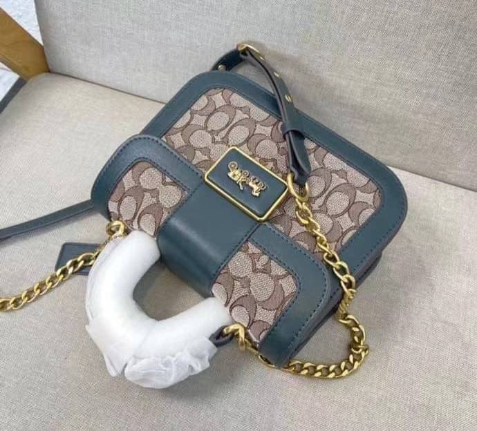 ใบจริงสวยหรูมากๆค่ะ💥 COACH ALIE TOP HANDLE IN SIGNATURE JACQUARD ((C4822)) พร้อมส่งที่ไทยค่ะ! กระเป๋าหิ้ว//สะพายข้าง วัสดุ Jacquard+หนังแท้ได้ลงตัวสวยงามมากๆค่ะ คลาสสิคสุดๆ เปิดปิดกระเป๋าแบบกดล็อค ช่องหลักกางออกได้กว้างสามารถใส่กระเป๋าเงินใบกลางได