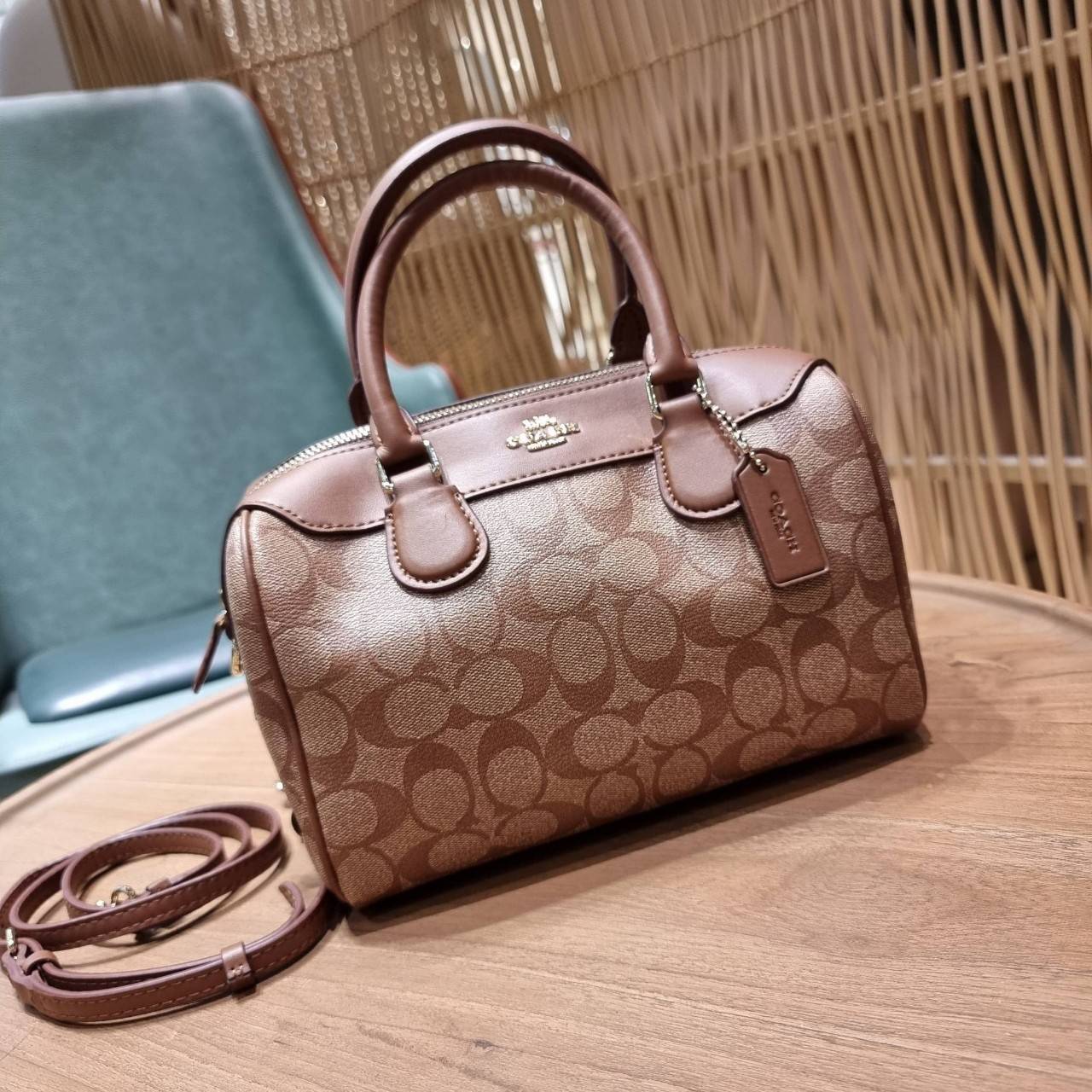 COACH F32203 MINI BENNETT SATCHEL IN SIGNATURE CANVAS กลับมาอีกครั้ง!! กับกระเป๋าทรงหมอนยอดฮิต 🥳 มีกี่สีก็ขายหมด วัสดุหนังแคนวาสเคลือบลาย ทรงสวยใช้งานได้ทุกโอกาส ภายในโล่งกว้างใส่ของได้เยอะ มีหูจับในตัว และสายสะพาย crossbody ปรับได้ตามตัว ใบนี้ไม่