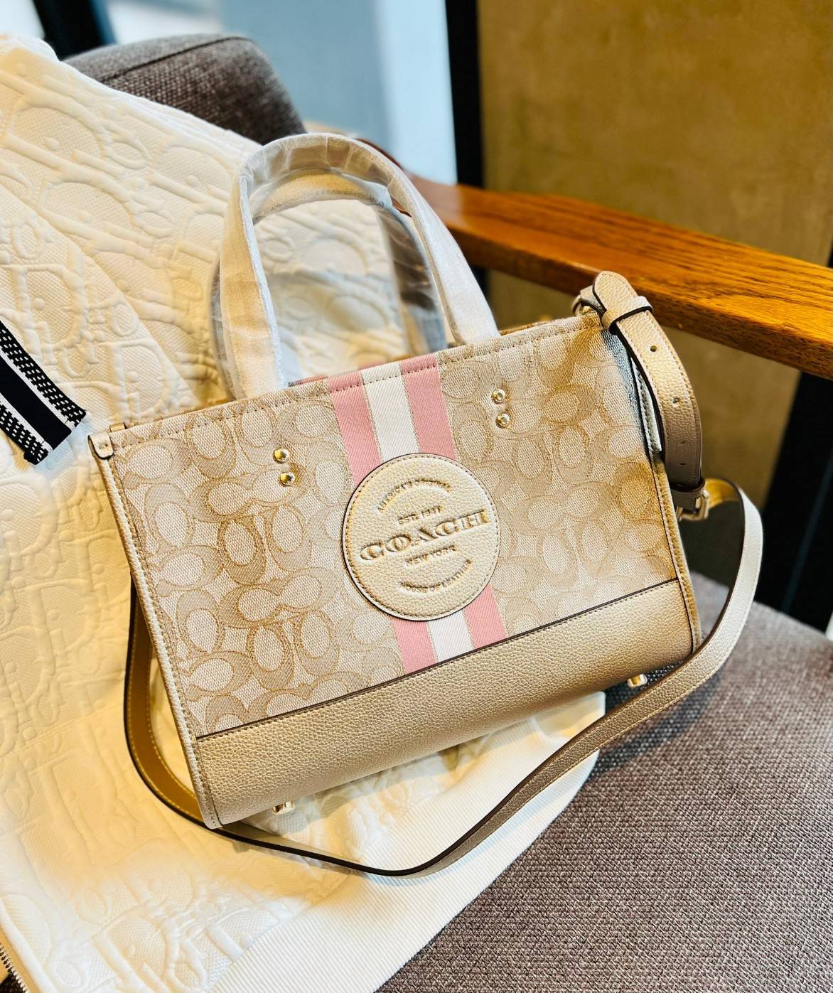 COACH DEMPSEY CARRYALL IN SIGNATURE JACQUARD WITH STRIP AND COACH PATCH((CE984)) ใบใหญ่ สีผู้ดีขับผิวมากๆเลยค่า😘 พร้อมส่งที่ไทย สีใหม่ล่าสุด2023! กับกระเป๋าทรงtote