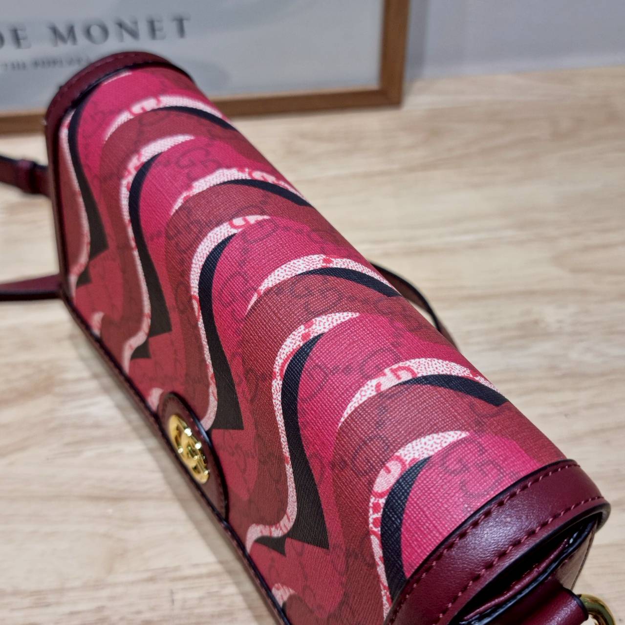 Gucci Lunar New Year Printed super mini bag ไอเท็มหายากสุดปัง กระเป๋าสะพายรุ่นรับทรัพย์ คอลเลคชั่นใหม่พร้อม box set โทนสีใหม่ของแบรนด์ เป็นการตกแต่งที่มีกิมมิคไม่เหมือนใคร