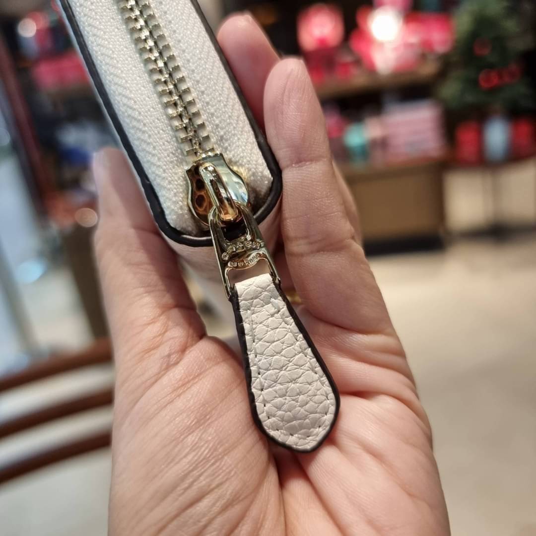 COACH ACCORDION ZIP WALLET IN SIGNATURE CANVAS WITH DAISY BUNDLE / MEADOW PRAIRIE / SPACED WILDFLOWER / DAISY BUNDLE PRINT C0033/F31778/69832 กระเป๋าสตางค์ใบยาว ลวดลายน่ารักน่าใช้มากๆ พื้นเป็นลายซีเอกลักษณ์ วัสดุหนังแคนวาสเคลือบลาย เปิด-ปิดด้วยซิปรอบ ใส่ม