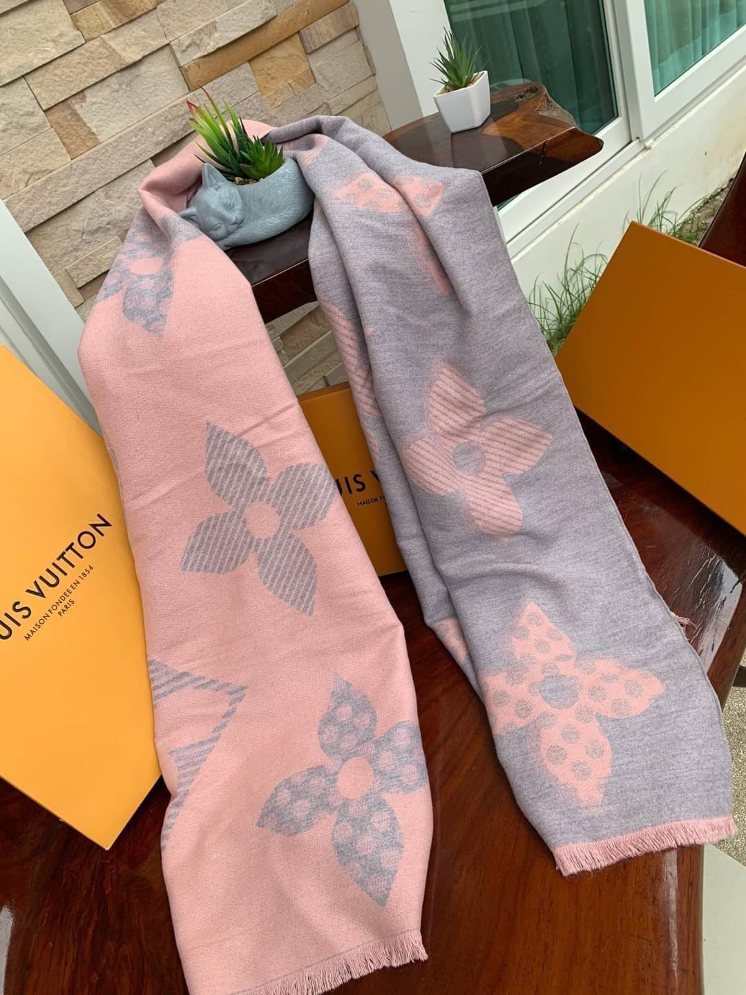 Louis Vuitton Women’s Scarves Accessories อีกหนึ่งแบรนด์ดังจากปารีส ด้วยงานพรีเมี่ยมกิ้ฟ ส่งมอบความรู้สึกดีๆให้กับคนที่คุณรัก ในรูปแบบผ้าพันคอและผ้าคุมไหล่ผืนใหญ่ให้ความอบอุ่น ถักทอด้วยผ้าcashmere ผ้าเนื้อดี สัมผัสนุ่มมือ ทอลายในตัว สีและลายคมชัด เหมาะสำห