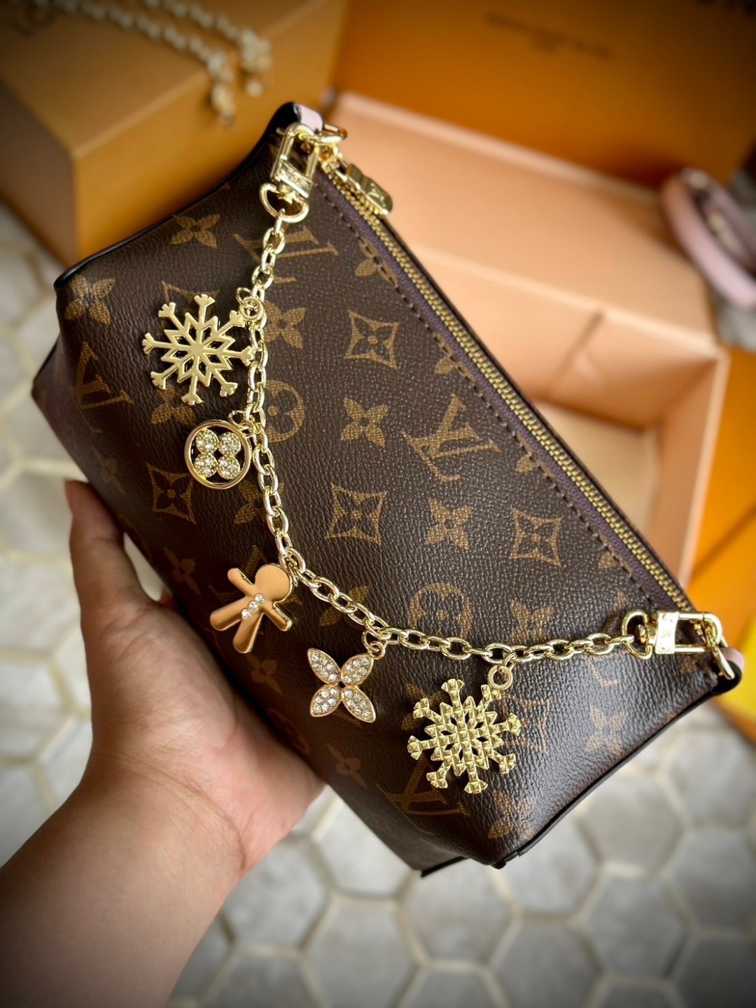 พร้อมส่ง 3 สี LV Bloom Pouch Monogram Flower coated canvas / Rose Jasmine / Banana / Denim กระเป๋าสะพายรุ่นใหม่ โดดเด่นด้วยรูปทรงทันสมัย Monogram Flower