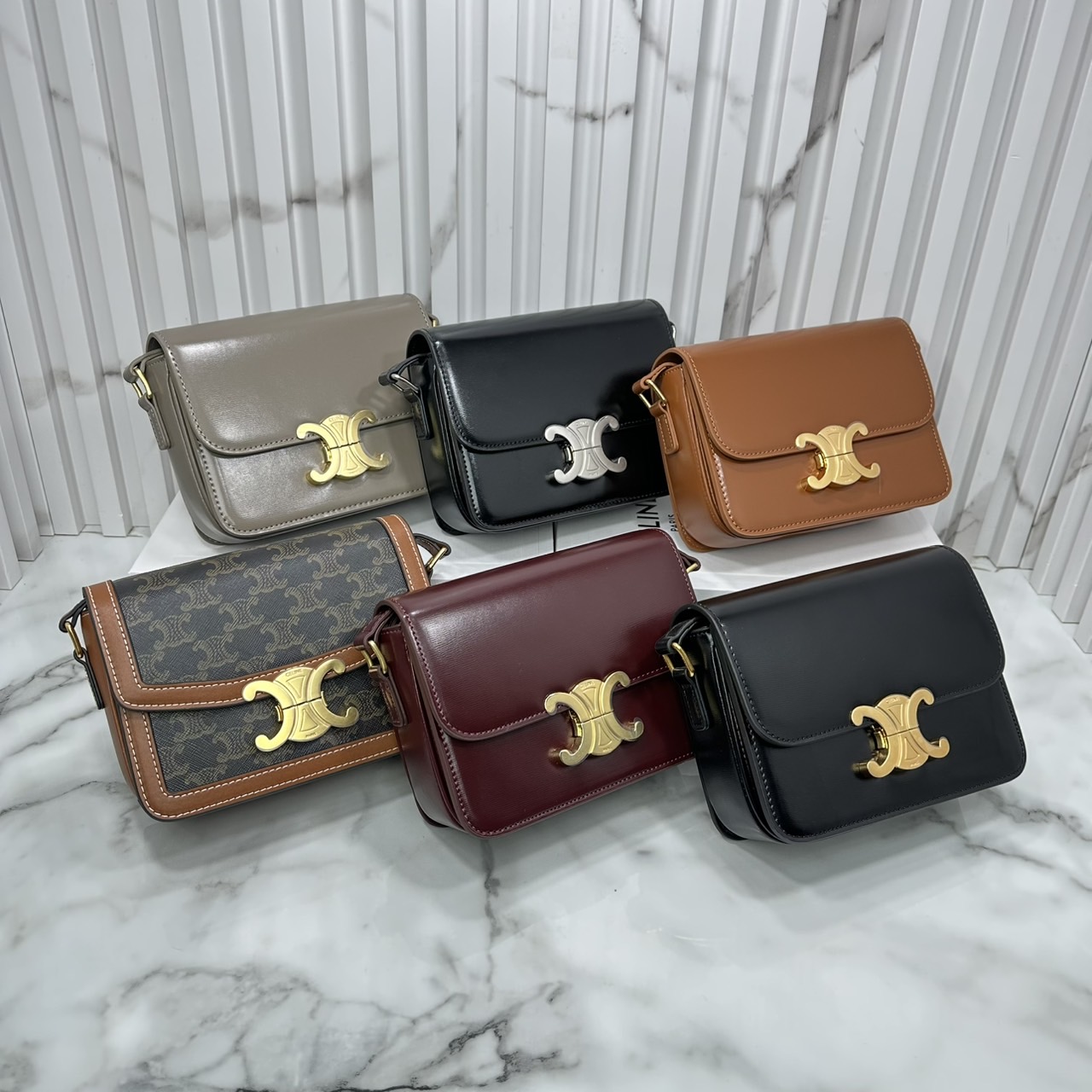 ORI หนังแท้ | 7" CELINE TRIOMPHE TEEN BAG in glossy leather กระเป๋าสะพายรุ่นยอดนิยม ถ่ายทอดให้เห็นถึงแก่นแท้ของสไตล์แบบ CELINE งานหนังเรียบเงาสวยหรูหรา