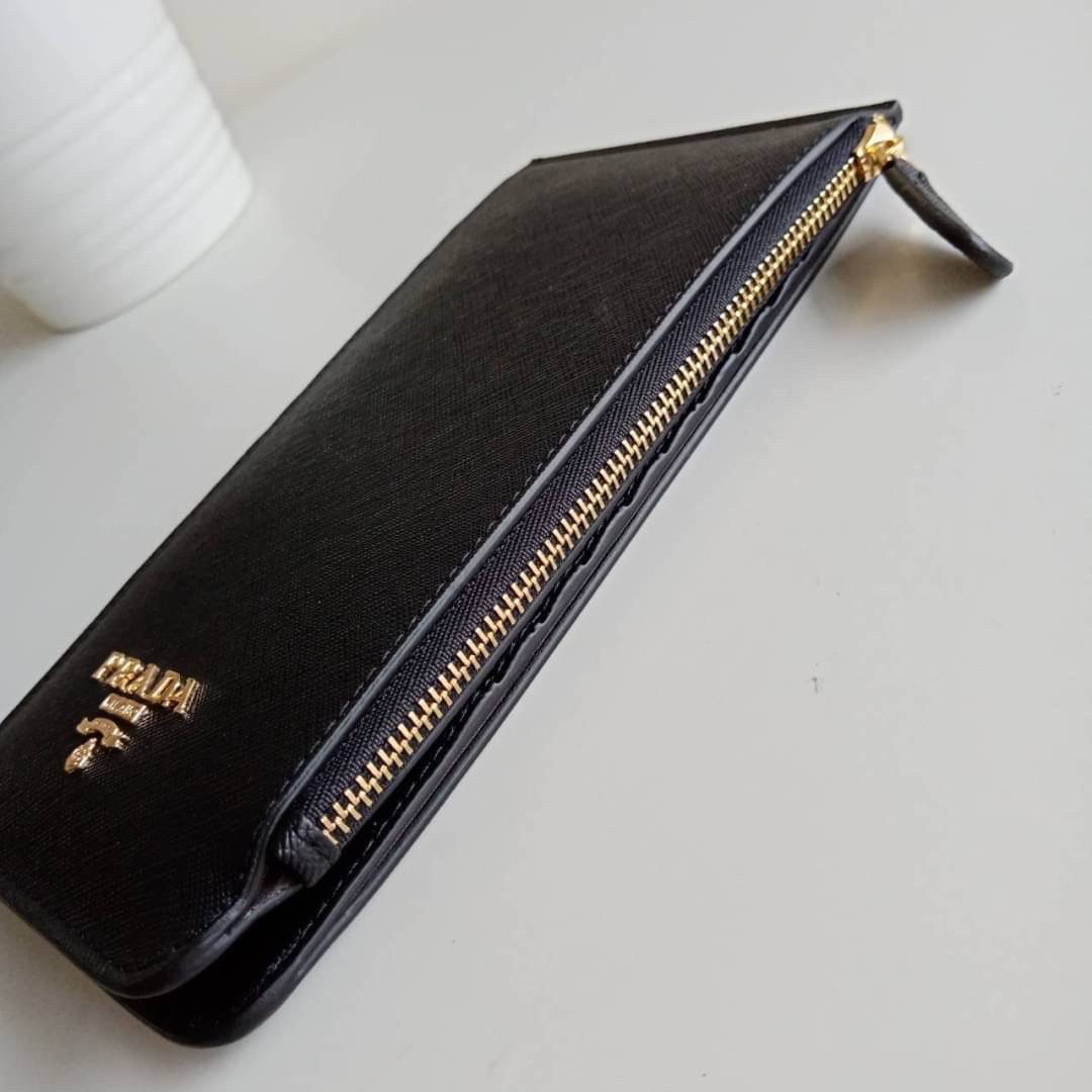 รุ่นขายดีเว่อร์วัง♡♡ PRADA LONG WALLET *สำหรับคนชอบใส่บัตรเยอะ กระเป๋าสตางค์ทรงสวย สะดุดตา หนังสัมผัส Safiano จากแบรนด์ PRADA มีช่องใส่นามบัตรมากถึง 16 ช่อง ด้านหน้ามีโลโก้แบรนด์สีทองหร