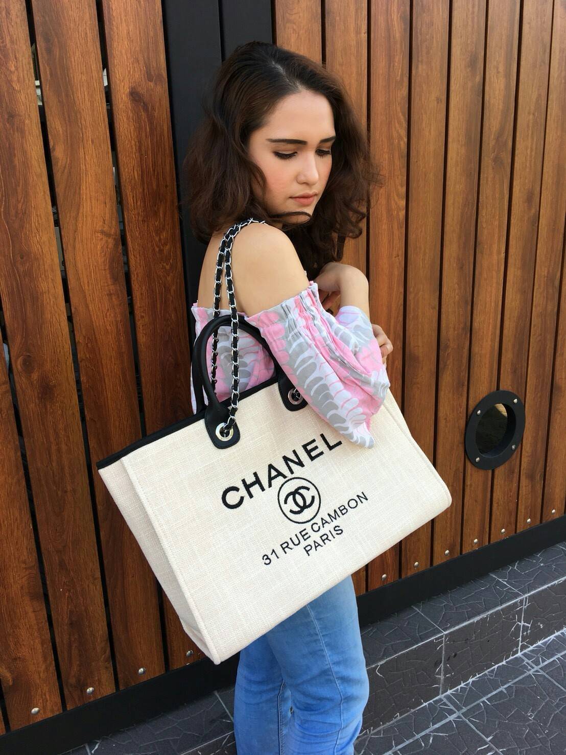 รุ่นใหม่ล่าสุด!! ที่สาวๆรอคอย Chanel tote canvas bag จากงานพรีเมี่ยม VIP GIFT รุ่นดังเลยค้า Size ใหญ่อลัง บอกเลยว่า **งานดีที่สุด ตัวกระเป๋า กระเป๋าผ้าเป็นผ้า canvas เนื้อดีสมราคา สัมผัส นุ่มลื่นมือมากกกก อะไหล่เงินปั้มแบรนด์แท้ทั้งใบ ด้านหน้าปัก logo แบร