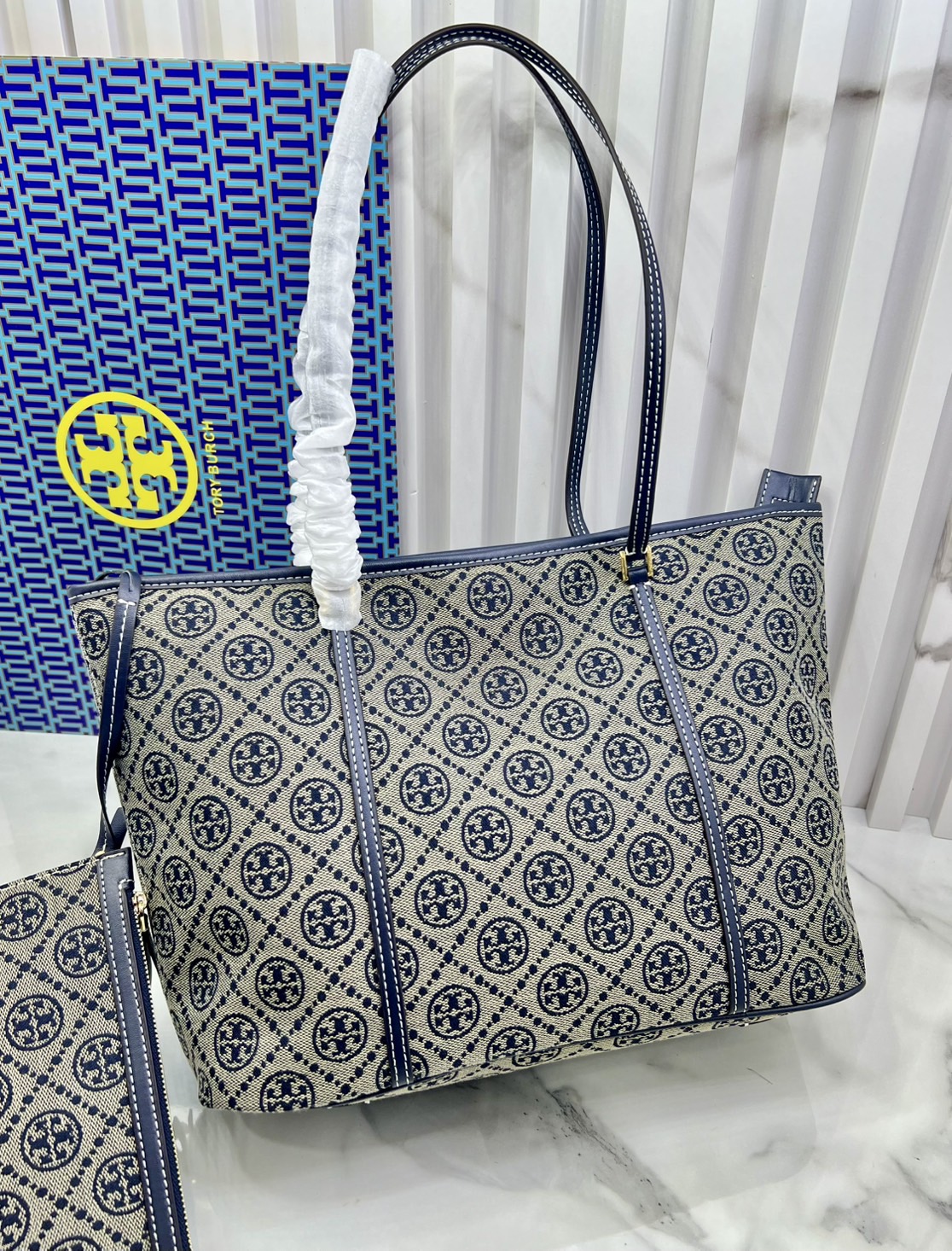 ORI หนังแท้ | Tory Burch T Monogram zip tote bag กระเป๋าทรงโท้ทใบใหญ่ทรงกว้างพร้อมใบเล็กเข้าเซ็ท ดีไซน์สายหนังแต่งคาดหน้า ตัวงานผ้าแจ็คการ์ดตัดขอบหนัง เดอะเบสท์ เซลเลอร์!!
