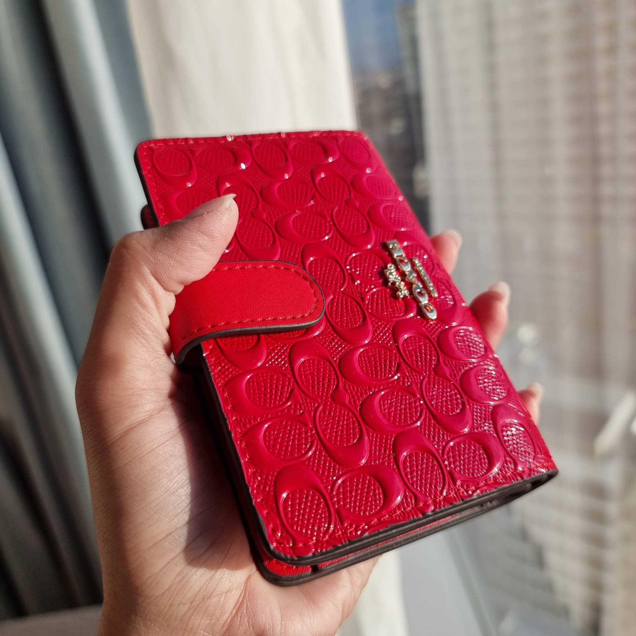 OUTLET 】COACH F25937 MEDIUM CORNER ZIP WALLET กระเป๋าสตางค์ใบกลาง 🔥 รุ่นหนังแก้วสุดฮอต!! สวยหรู ขนาดกำลังเหมาะมือ ดูดีดูแพงทุกสี มีช่องใส่บัตรและธนบัตรครบ และมีช่องแยกสำหรับใส่เหรียญ มาให้ครบเซ็ท พร้อมเสิร์ฟความสวยให้ถึงบ้านไปเลยจ้า