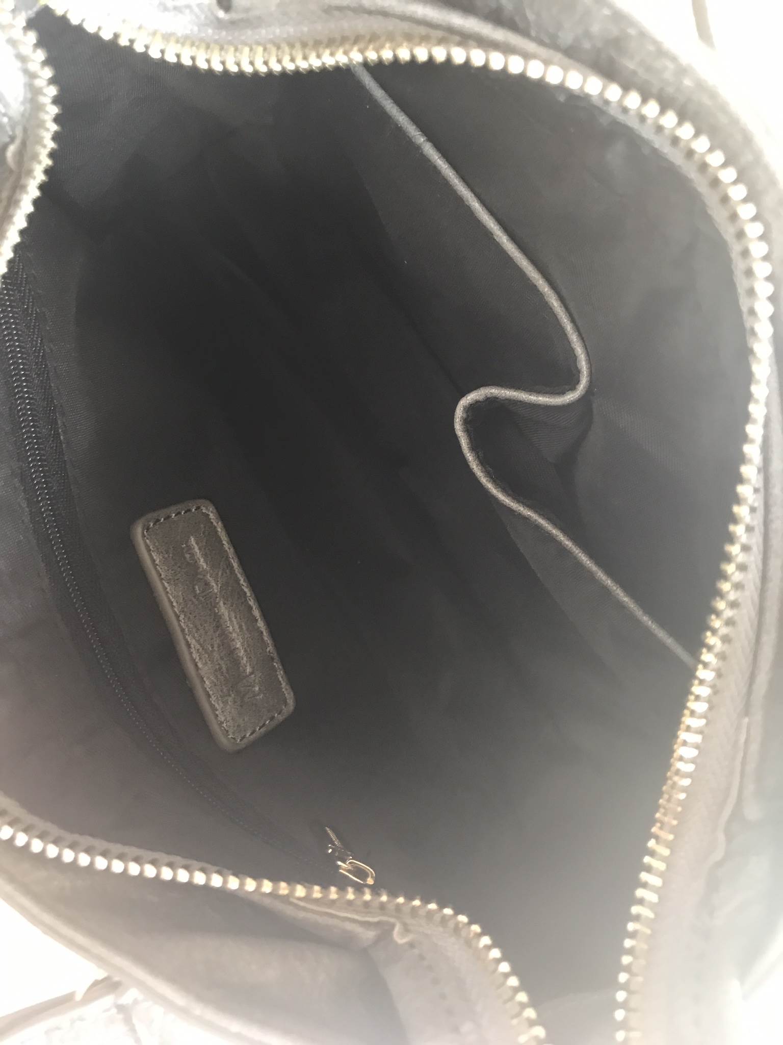 รุ่นขายดี พร้อมส่งละค่า😁❤️ กระเป๋าทรงสุด ฮิตจาก Massimo Dutti ขนาดมินิ สะพายแล้ว ได้ look cool มากค่า รับประกันเลย ภายในมีช่องแยกเก็บเป็นสัดส่วนดีคะ น้ำหนักเบา จุของได้คุ้มคะ มีสายยาวให้ ถือ/สะพายได้เลยคะ ใบนี้ แม่ค้าแนะนำเลย ใช้ได้ทุกโอกาส