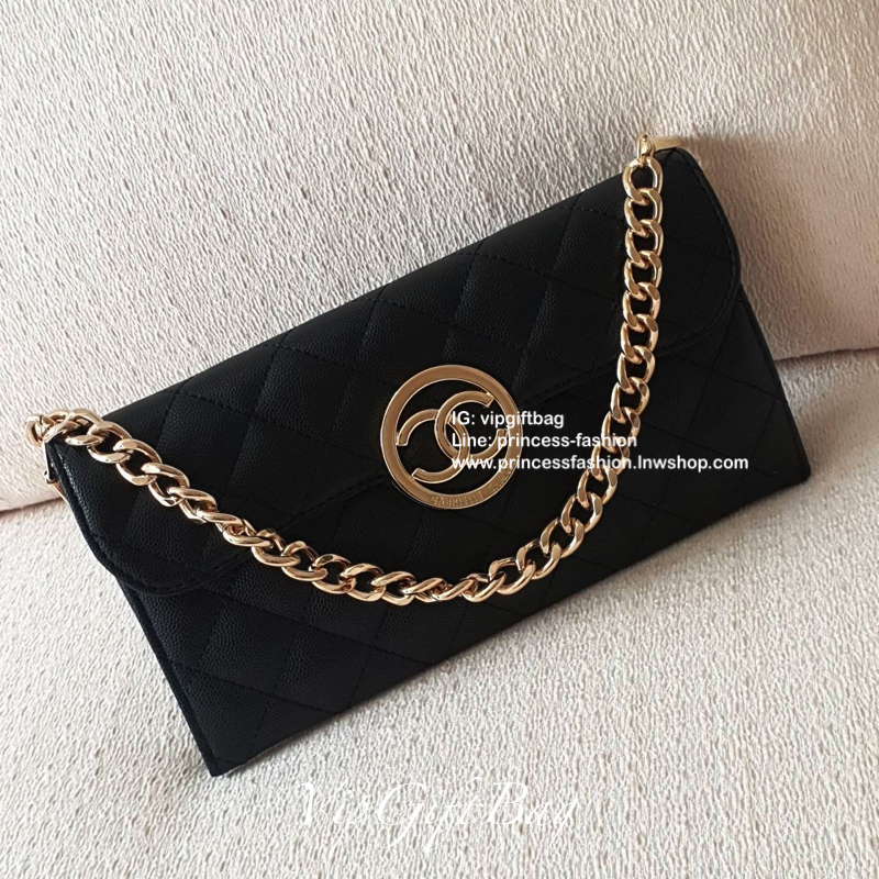 CHANEL VIP GIFT SHOULDER BAG รุ่น LIMITED จากงาน VIP GIFT(GWP) ของแท้100% วัสดุหนังคาเวียร์เต็มใบ ด้านหน้าประดับโลโก้ทองสุดหรู เปิดปิดด้วยกระดุมแม่เหล็ก ด้านในแบ่งช่องใส่ของเป็นสองช่องใหญ่ ช่องหน้าสามารถใส่บัตรได้ ช่องหลังมีซิปอีกชั้น มาพร้อมสายสะพาย2แบบ 