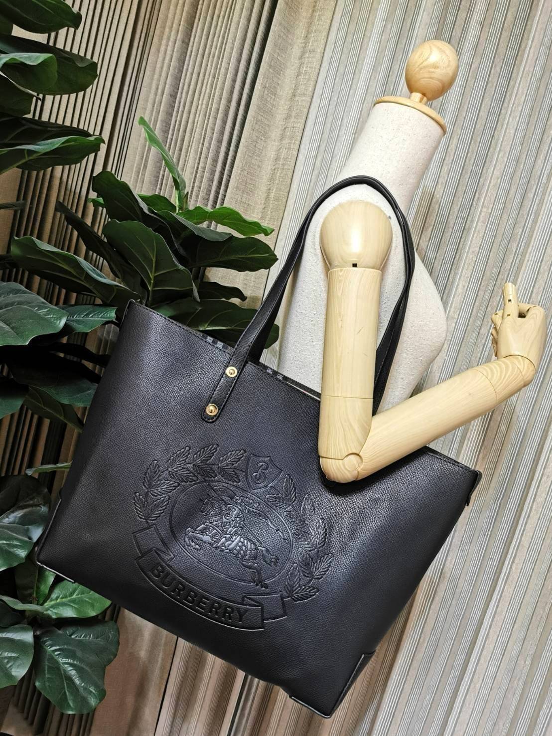 VIP 】BURBERRY FRAGRANCES TOTE BAG VIP GIFT WITH PURCHASE (GWP) พรีเมี่ยมกิ๊ฟ Limited Edition จาก BURBERRY PERFUME รุ่นแนะนำ ดีไซน์สวยโดดเด่นหนังสีดำขึ้นเทคเจอร์ด้านหน้ามีโลโล้แบรนด์ ภายในลายวินเทจสุดคลาสสิค โล่งกว้างมีช่องซิปเล็กและโลโก้ด้านใน สามารถใส่เอ