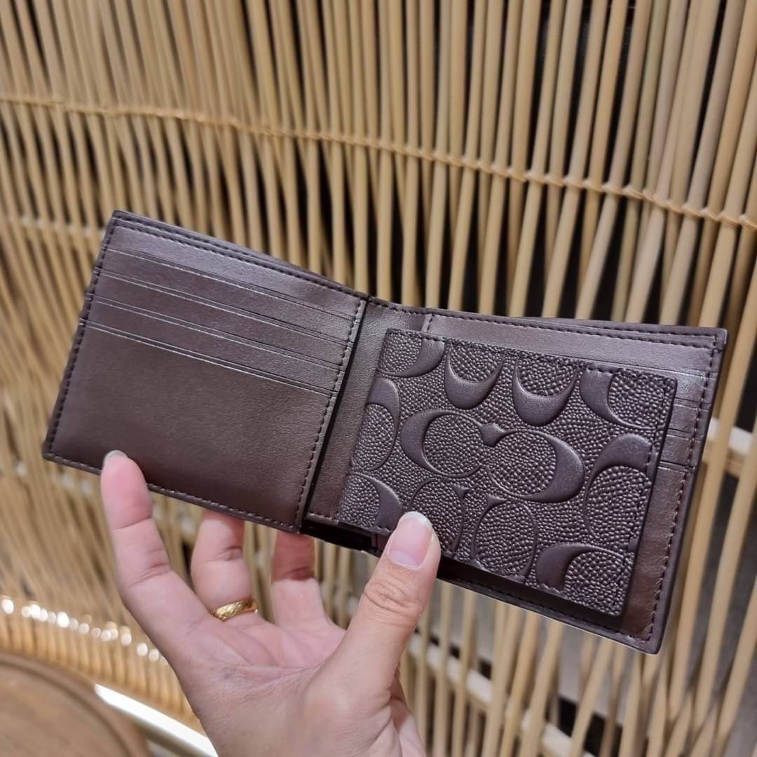 COACH 75371 COMPACT ID WALLET IN SIGNATURE CROSSGRAIN LEATHER กระเป๋าสตางค์ผู้ชาย ลาย c นูนเต็มใบ หนัง crossgrain อีกรุ่นที่ยอดขายไม่เคยตก 🤑🤑 ใบจริงดูผู้ดี ดูแพง!! ภายในมีช่องใส่บัตรได้เยอะ ใส่ธนบัตรได้ทุกใบ ซื้อให้คุณหนุ่มๆรับรองประทับใจไ