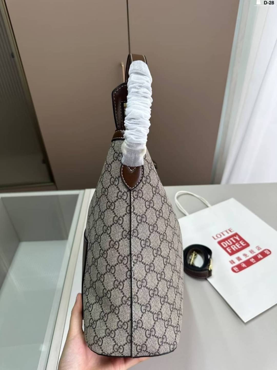 GUCCI GG Supreme Monogram Linea A Hobo Brown กระเป๋าทรงโฮโบวินเทจใบใหญ่ จุของได้เยอะ ลายโมโนแกรมคมชัด ตกแต่งกระเป๋าด้านหลังเพิ่มกิมมิกสวยน่าสนใจ เป็นอีกใบที่เรียบหรูดูแพง