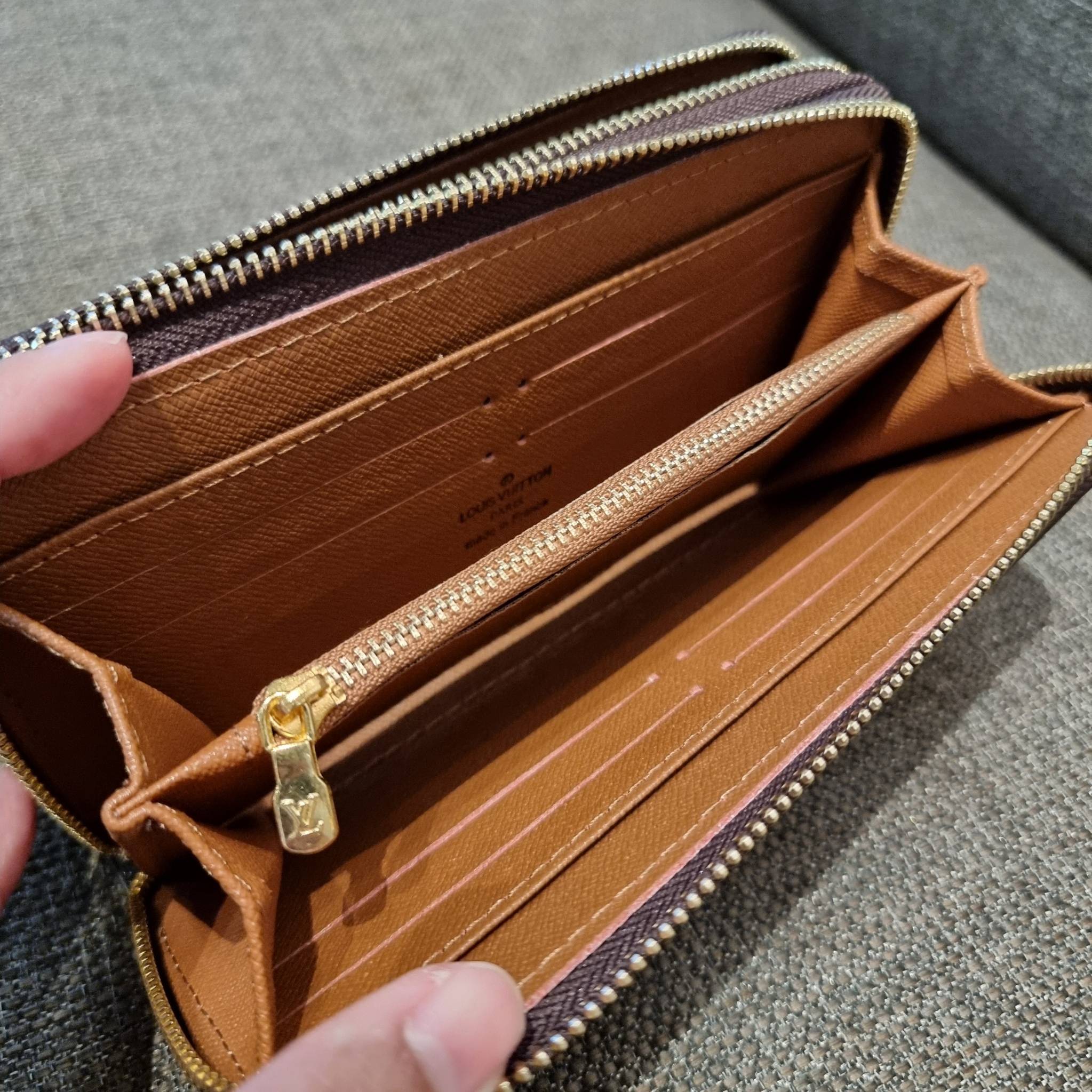 2ซิปก็ต้องมาแล้วแหละ!! IN STOCK แล้ว!! ด่วน!! เตือนแล้วน้า!!! LV long wallet ไอเท็มสุดฮิต ติดทุกกระแส แรงไม่เคยตก รุ่น unisex ที่จะหนุ่มๆสาวๆ ก็เลิฟได้หมด!! ใบยาวขนาดกำลังเหมาะมือ รอบนี้คือดี คุ้ม เพราะมาสองซิป ใส่กันแบบเน้นๆ เงินตุงกระเป๋ารับทรัพย์!! ถือ