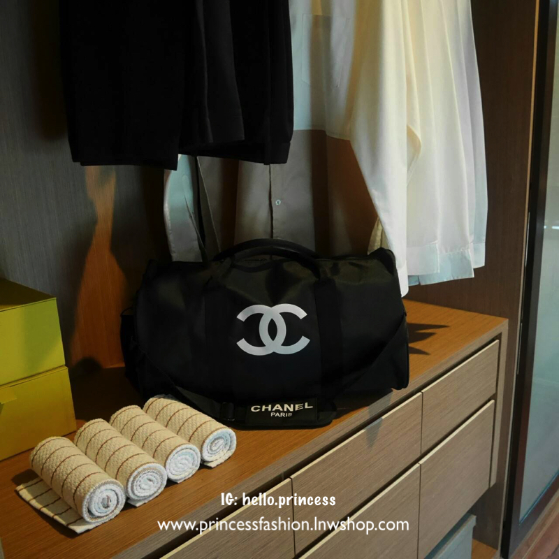 Best Seller ♡♡💃💃 กับทรง travel & fitness bag กับ Chanel VIP Gift Bag Travel Bag Gym Duffel Weekend จากงานพรีเมี่ยมกิ้ฟแบรนด์หรูอย่าง Chanel ของแท้100% ตัวกระเป๋าเป็นผ้า Oxford หนาอย่างดี **สกรีนโลโก้แบรนด์สีขาว เปิดปิดด้วยซิป