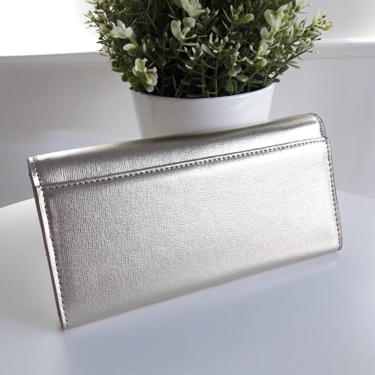 รุ่นขายดี Charles&Keith Wallet กระเป๋าสตางค์ยาว หนัง PU. เรียบหรู ฝาโค้งมน แต่งอะไหล่ทอง สามารถพับเปิดได้ มีช่องใส่บัตร ใส่บัตรหลายช่อง รวมทั้งใส่เหรียญและธนบัตร คุ้มได้ในใบเดียว แม่ค้าแนะนำ จำนวนจำกัดนะคะ