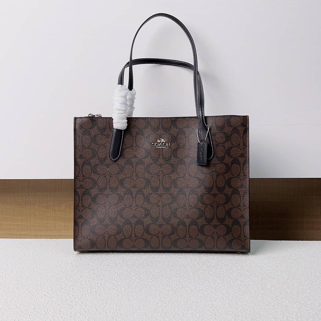 COACH NINA TOTE IN SIGNATURE CANVAS CL399 พร้อมส่ง 2 สี กระเป๋าโท้ทสะพายไหล่ ใบใหญ่ คอลเลคชั่นใหม่ ตอบโจทย์คนที่ชอบใส่ของเยอะๆได้อย่างดี ดีไซน์รูปทรงคลาสสิค เรียบหรู
