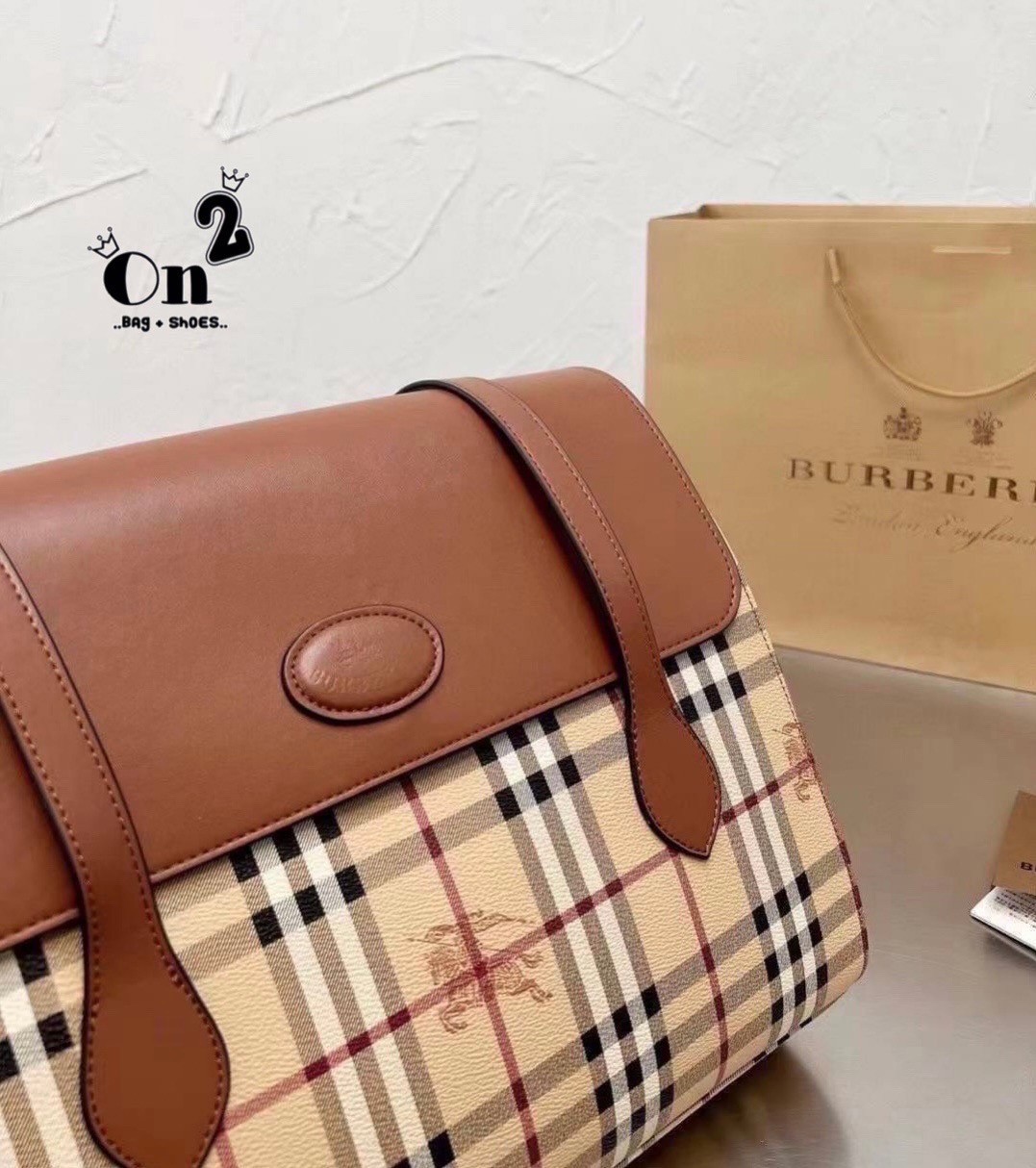 BURBERRY london kelly bag vintage with strap Gift Bag / BURBERRY Messenger Bag กระเป๋าสะพายขนาดที่พอเหมาะกับการใช้ในชีวิตประจำวัน รูปทรงคลาสสิกที่ไม่ทิ้งในเรื่องของคุณสมบัติการใช้งานลวดลาย Vintage Check ที่ถือว่าเป็นสัญลักษณ์อันเก่าแก่ของแบรนด์ เสริมทุกสไ