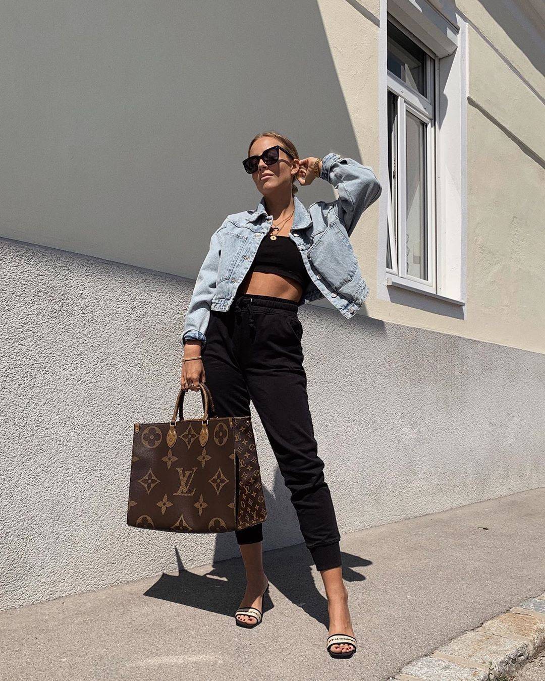 LV crossbody tote bag 10" 16" สเปเชี่ยล gift box set ในราคาที่แสนดี น่าคบหา!! สุดคุ้มและสวยที่สุดยันกล่อง!! ได้ไปยังไงต้องร้องว้าว!! กระเป๋าทรงโท้ทที่สาวๆตามหา ดีไซน์คลาสสิค ผู้ดี หรูหรา โทนสีใช้งานง่าย ได้ทุกลุค ทุกสไตล์ วัสดุหนังแคนวาสคุณภาพ ม